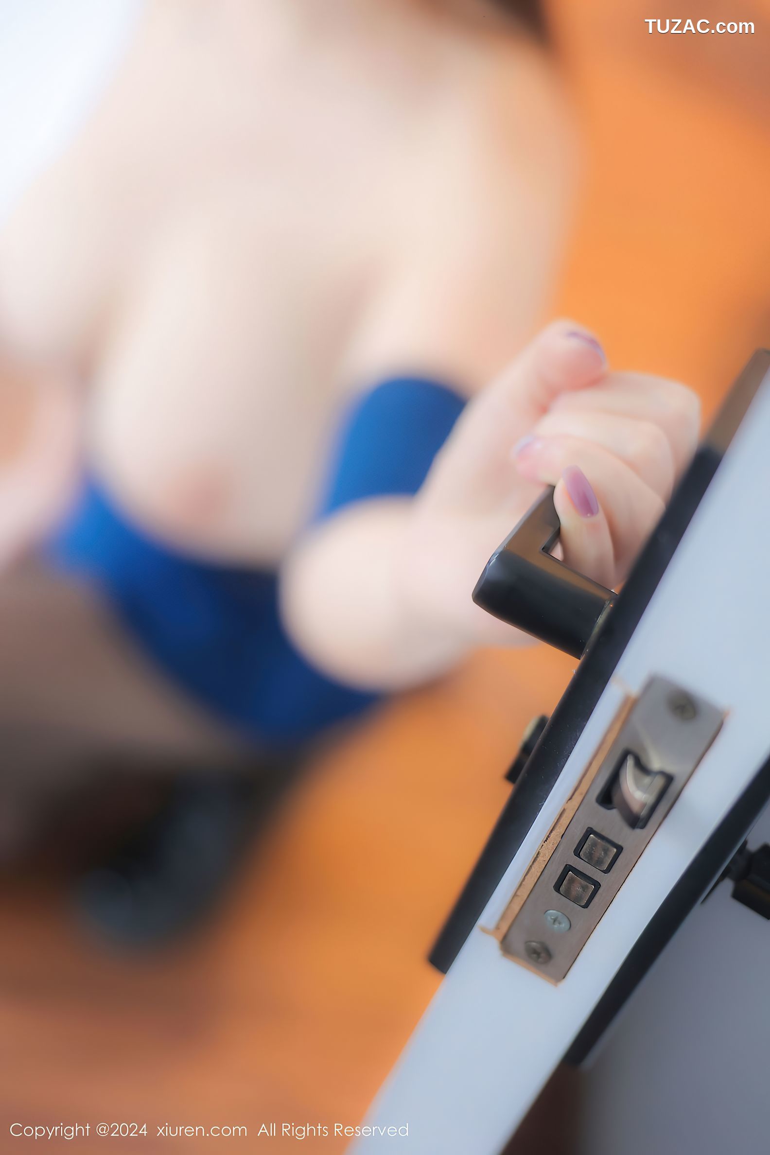 XiuRen秀人网-8304-陈柒柒-蓝色情趣女警裙黑丝爆乳-2024.03.28