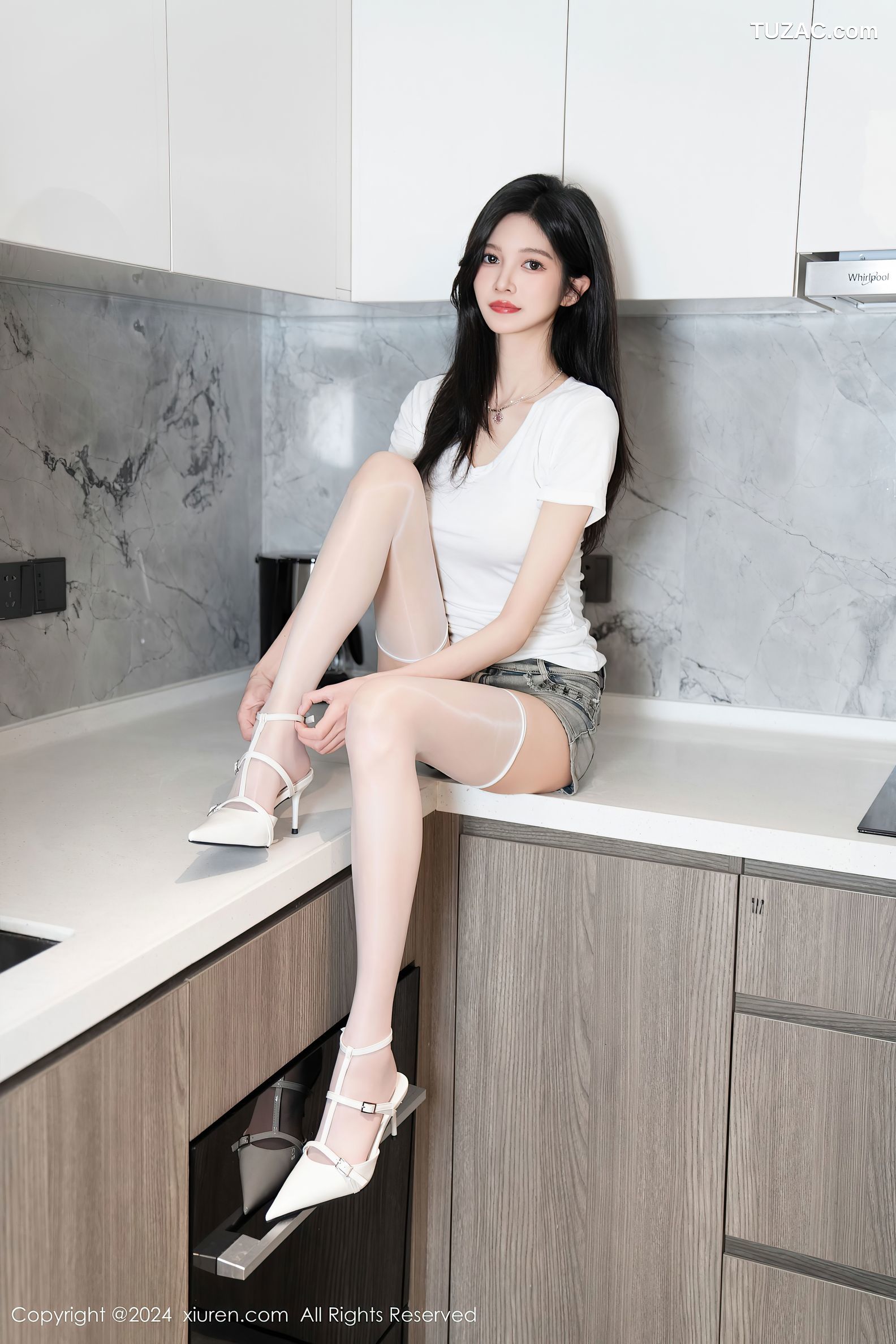 XiuRen秀人网-8306-程程程-白T恤牛仔短裤厨房人妻-2024.03.28