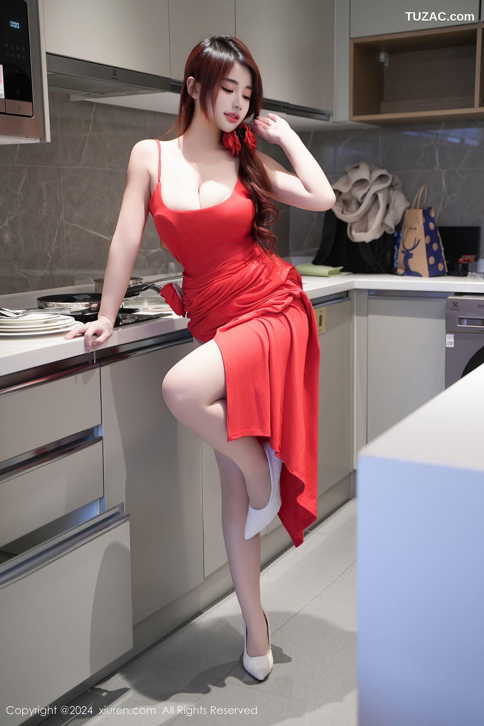 XiuRen秀人网-8313-美七-Mia-Mia-性感厨房-红色吊带长裙红色情趣内衣爆乳-2024.03.29