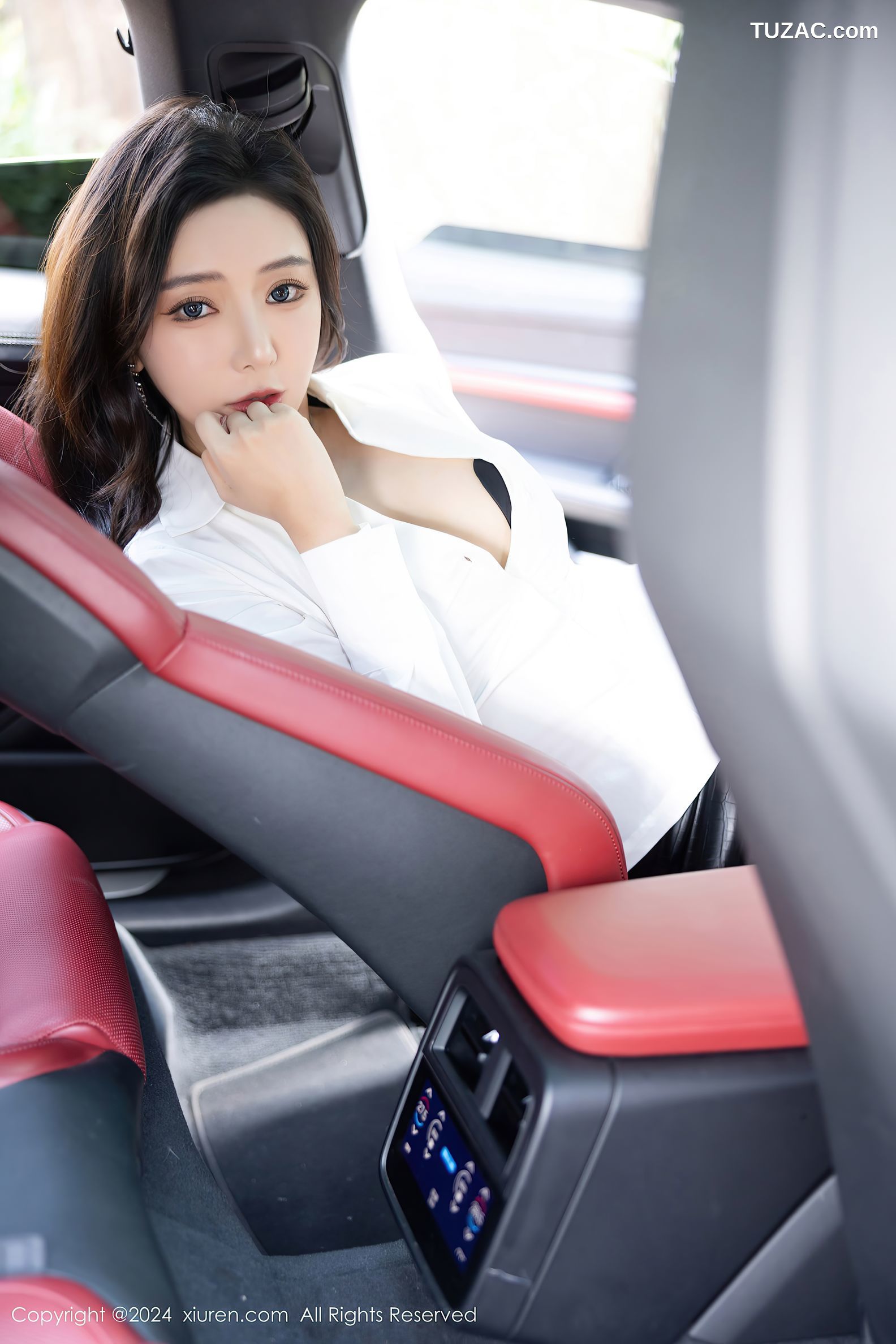 XiuRen秀人网-8314-王馨瑶yanni-哈尔滨旅拍-香车美女白衬衫黑短裙黑丝透视内衣-2024.03.29