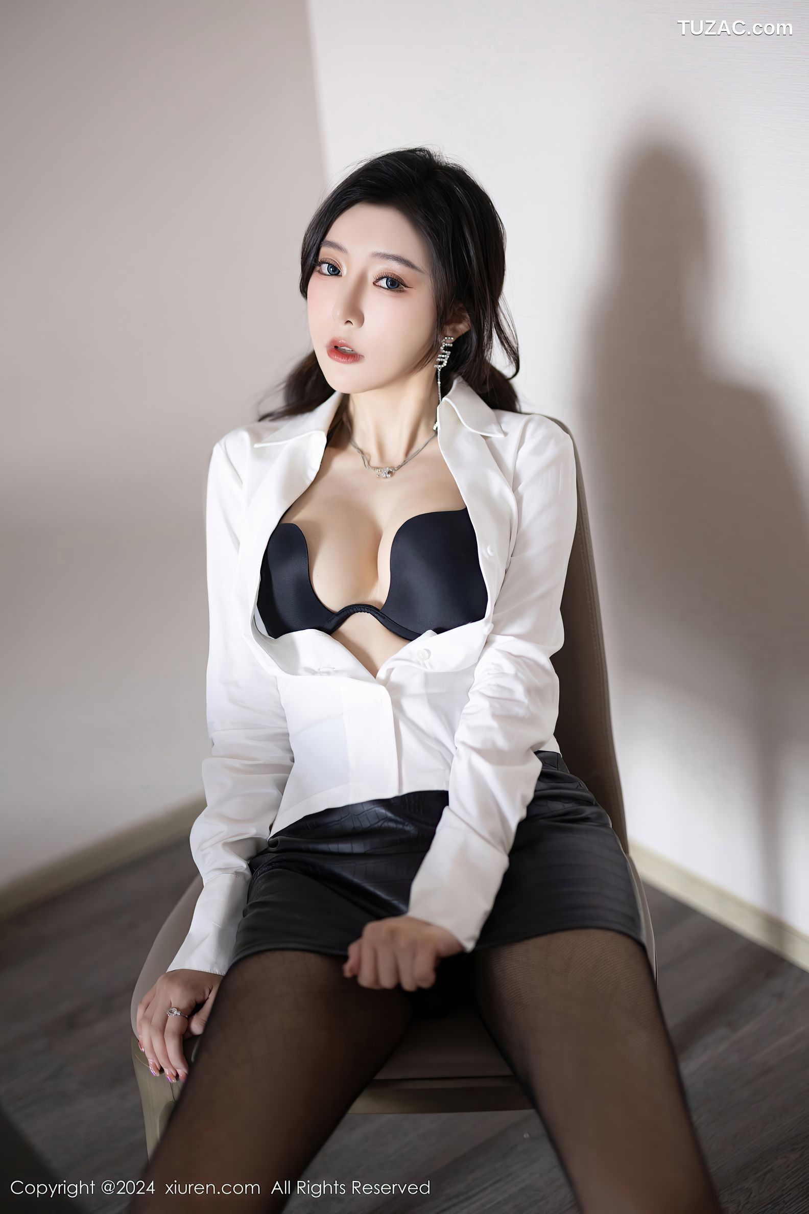 XiuRen秀人网-8314-王馨瑶yanni-哈尔滨旅拍-香车美女白衬衫黑短裙黑丝透视内衣-2024.03.29