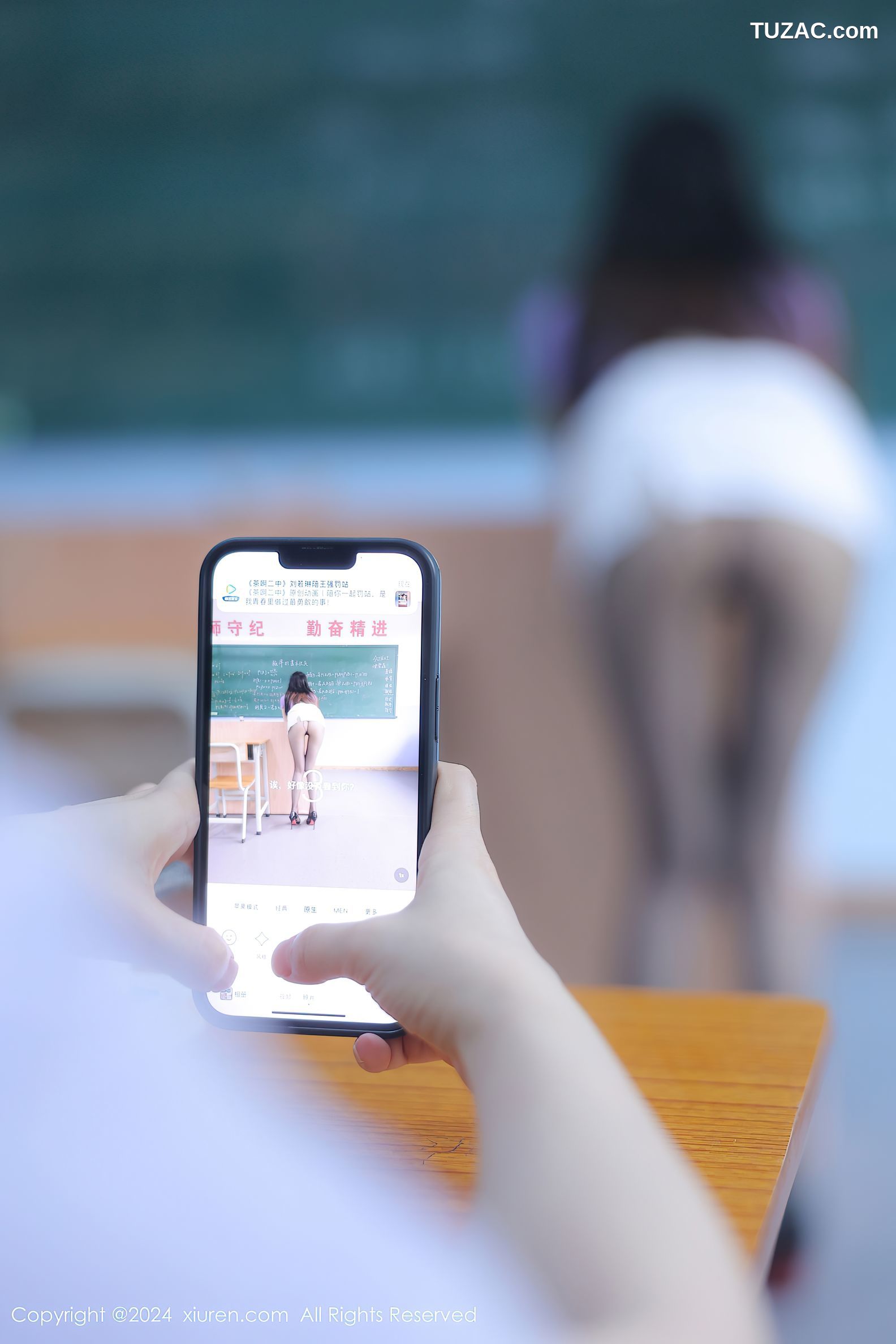 XiuRen秀人网-8319-豆瓣酱-龙雪儿-模特合集-师生姐妹花教室黑丝露出-2024.03.29