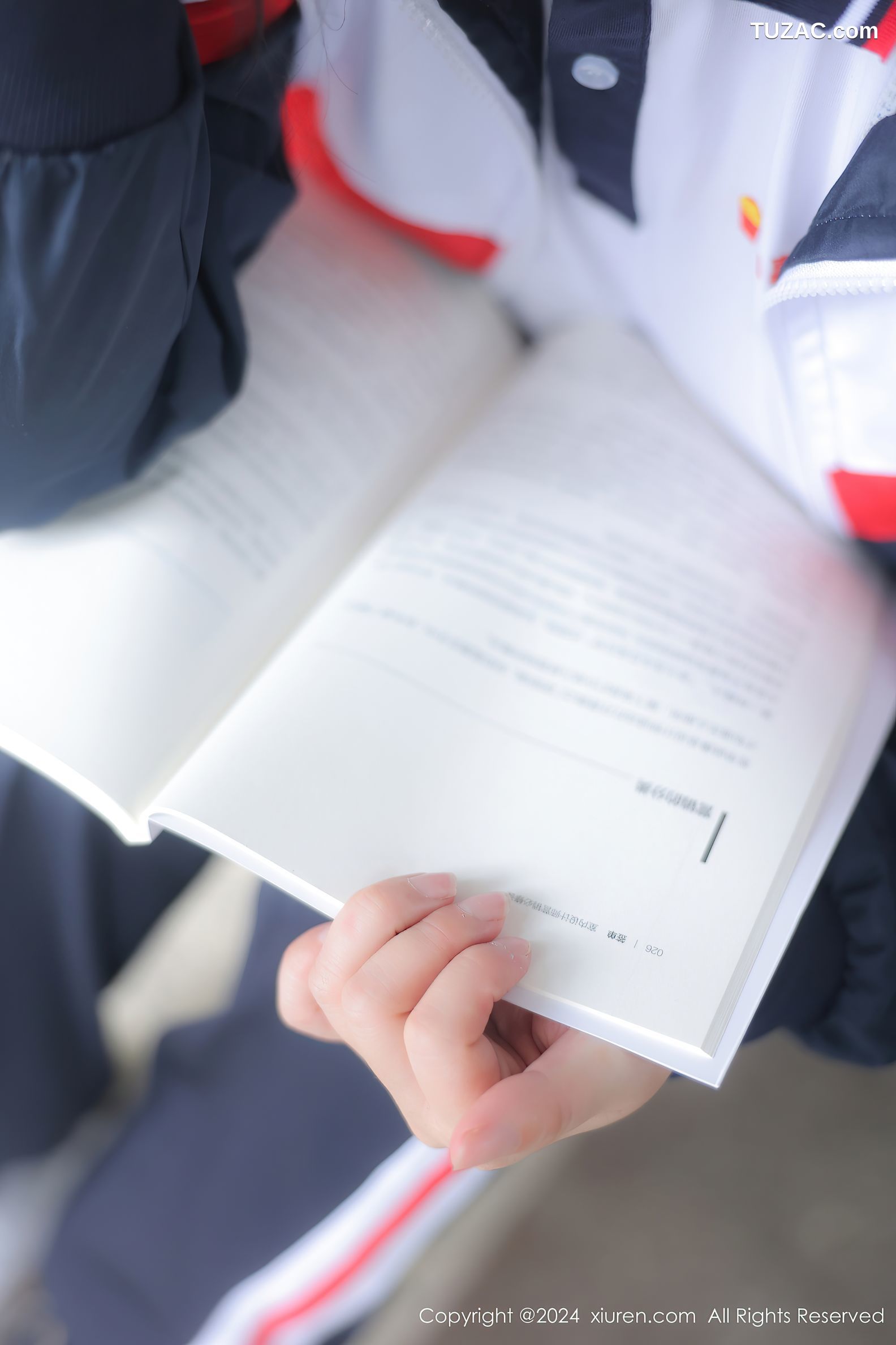 XiuRen秀人网-8335-小薯条nienie-澳门旅拍-灰白学生运动装爆乳调教-2024.04.02