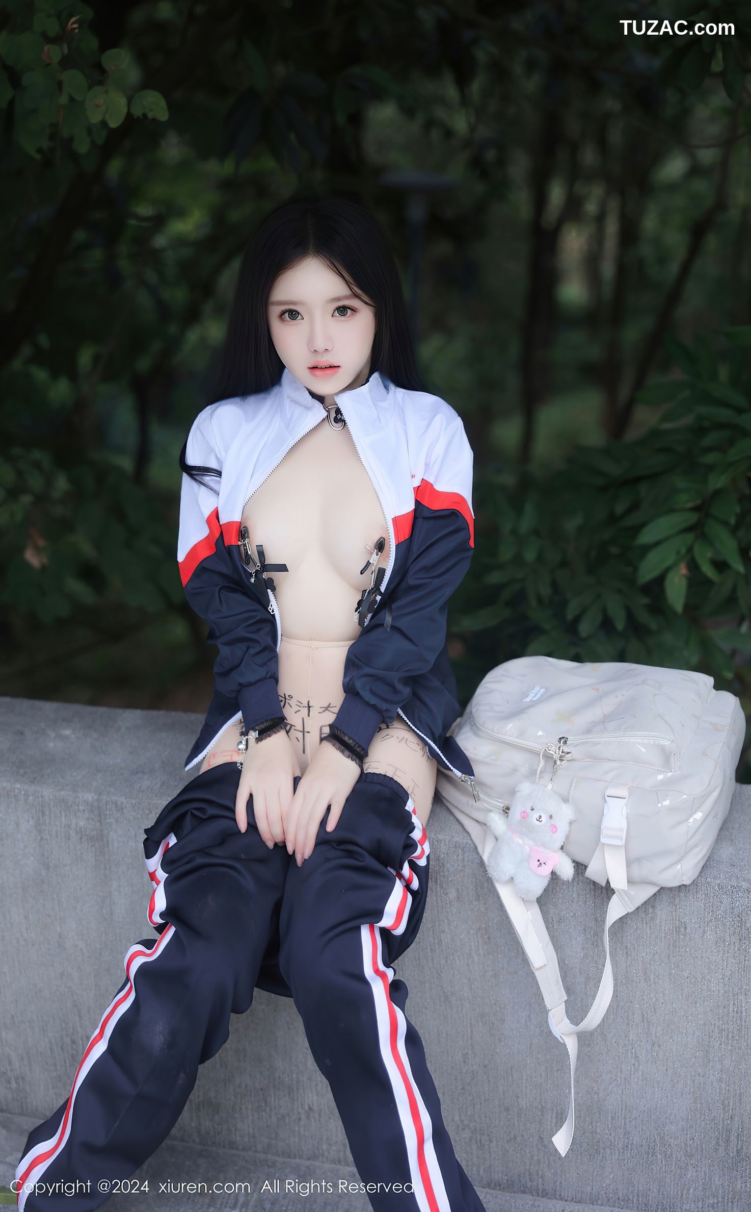 XiuRen秀人网-8335-小薯条nienie-澳门旅拍-灰白学生运动装爆乳调教-2024.04.02