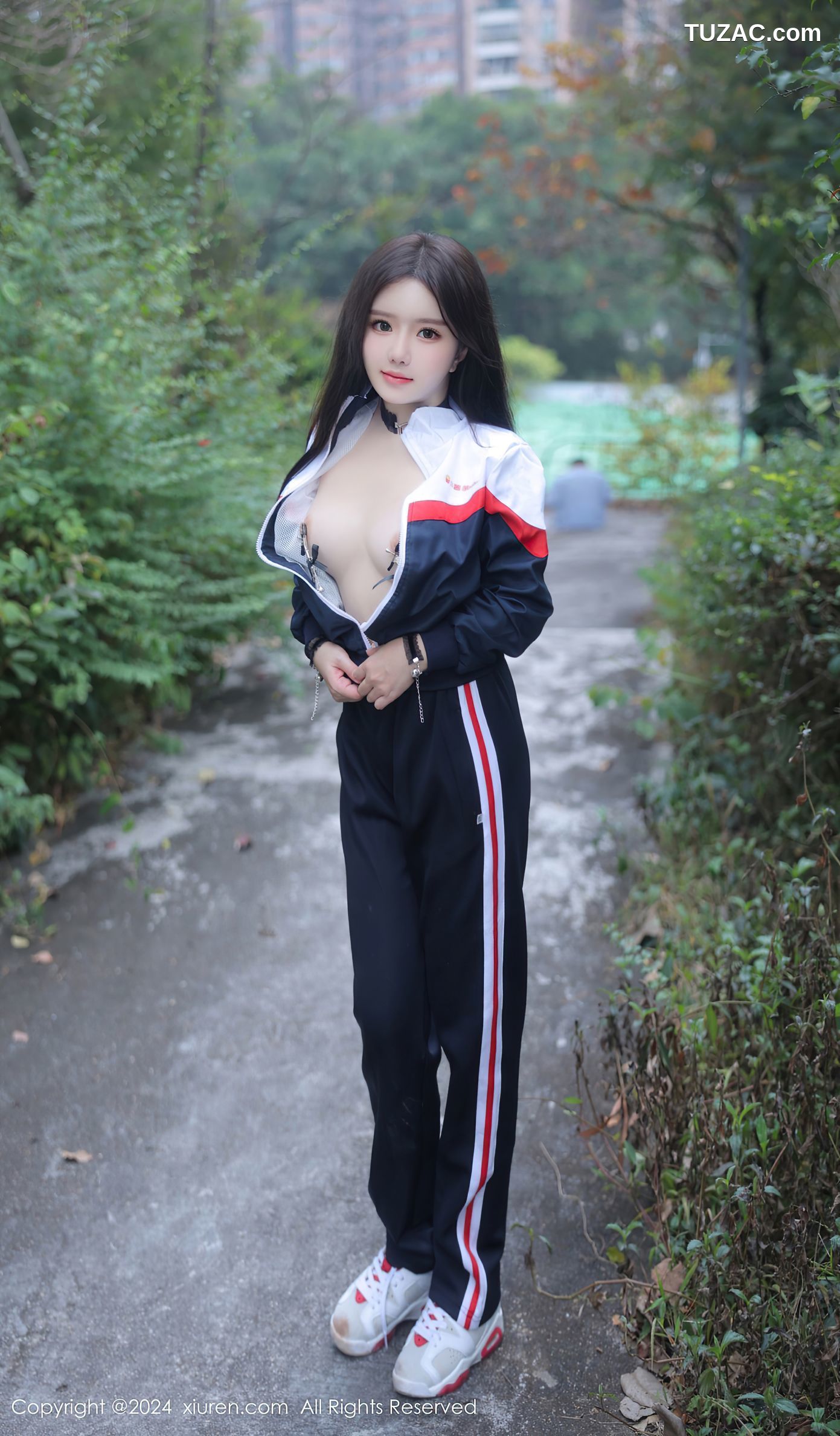 XiuRen秀人网-8335-小薯条nienie-澳门旅拍-灰白学生运动装爆乳调教-2024.04.02