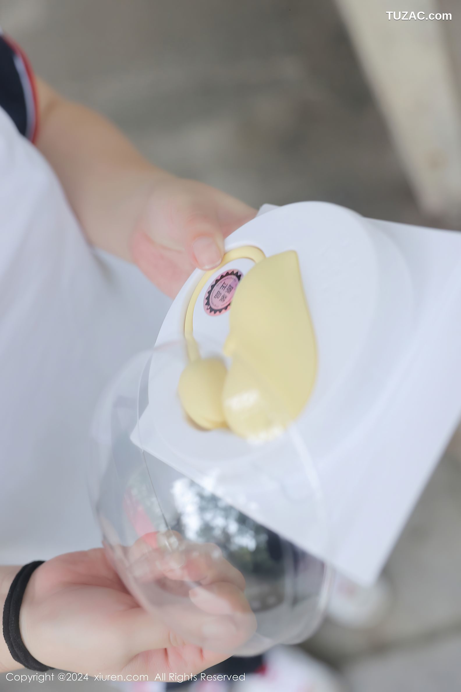 XiuRen秀人网-8335-小薯条nienie-澳门旅拍-灰白学生运动装爆乳调教-2024.04.02