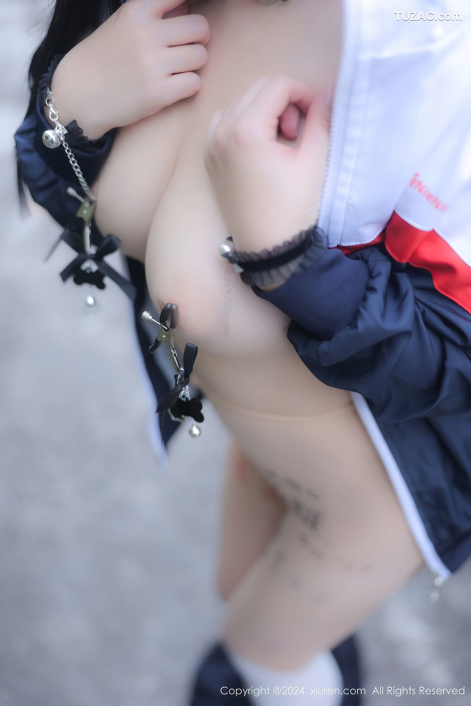 XiuRen秀人网-8335-小薯条nienie-澳门旅拍-灰白学生运动装爆乳调教-2024.04.02