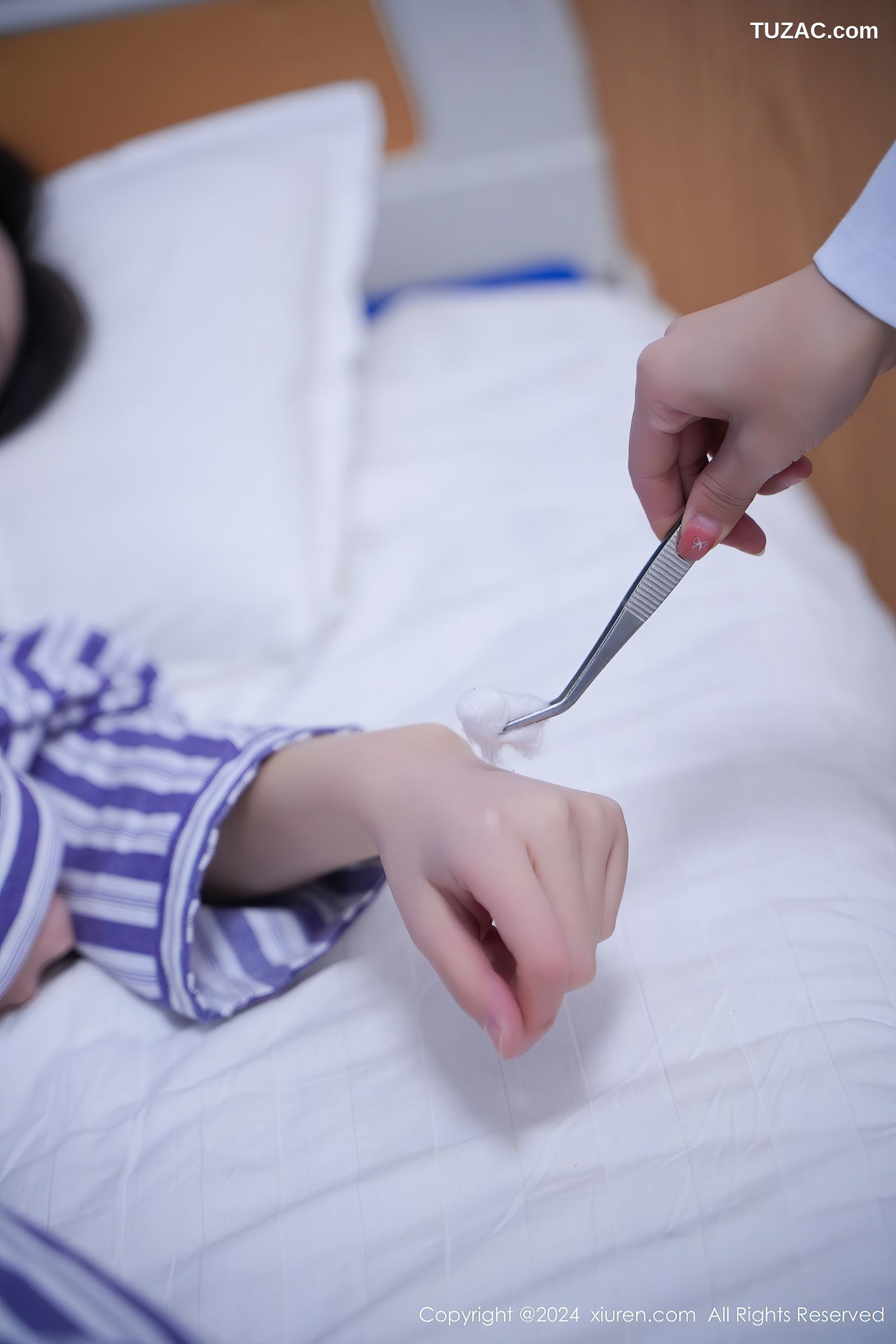 XiuRen秀人网-8346-Carol周妍希X-场景拍摄女患者角色扮演豹纹内裤爆乳-2024.04.07