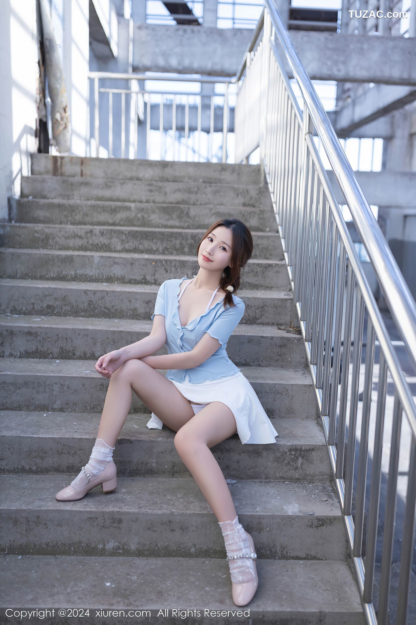 XiuRen秀人网-8369-杏子Yada-淡蓝T白色短裙白色内衣户外爆乳-2024.04.10