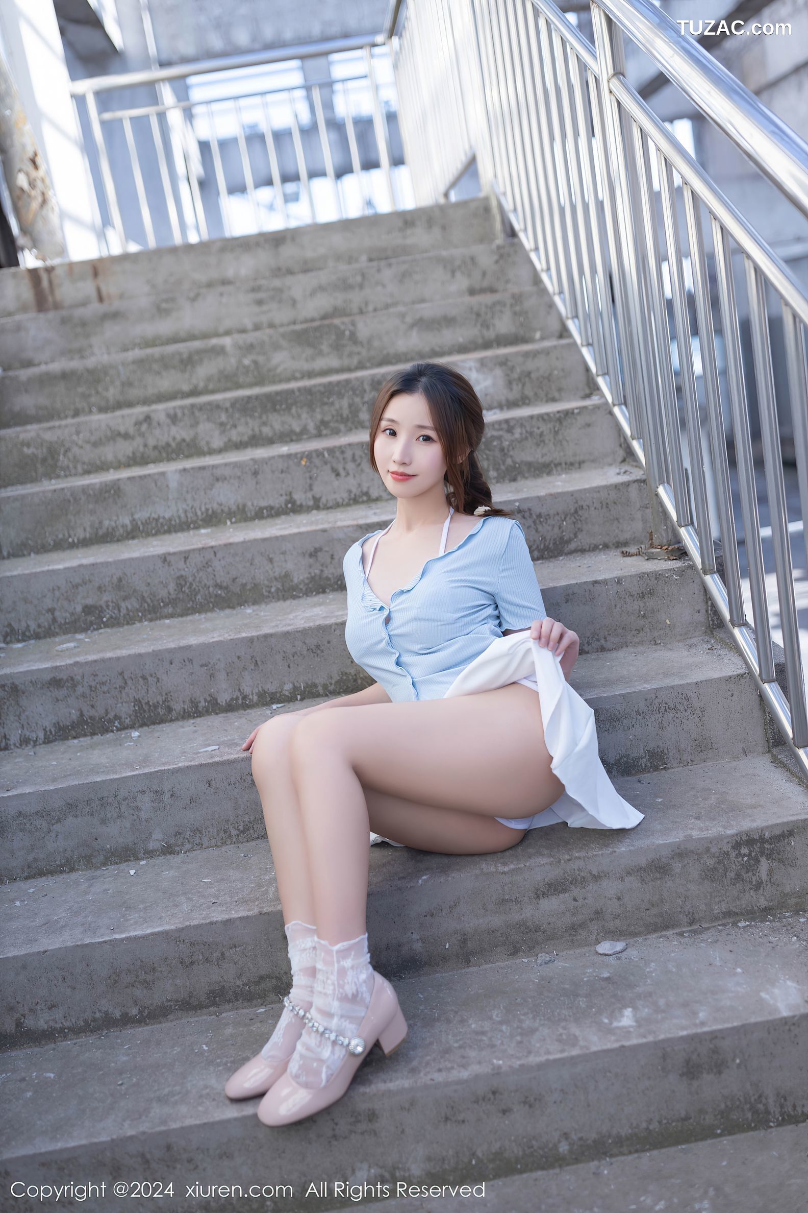 XiuRen秀人网-8369-杏子Yada-淡蓝T白色短裙白色内衣户外爆乳-2024.04.10