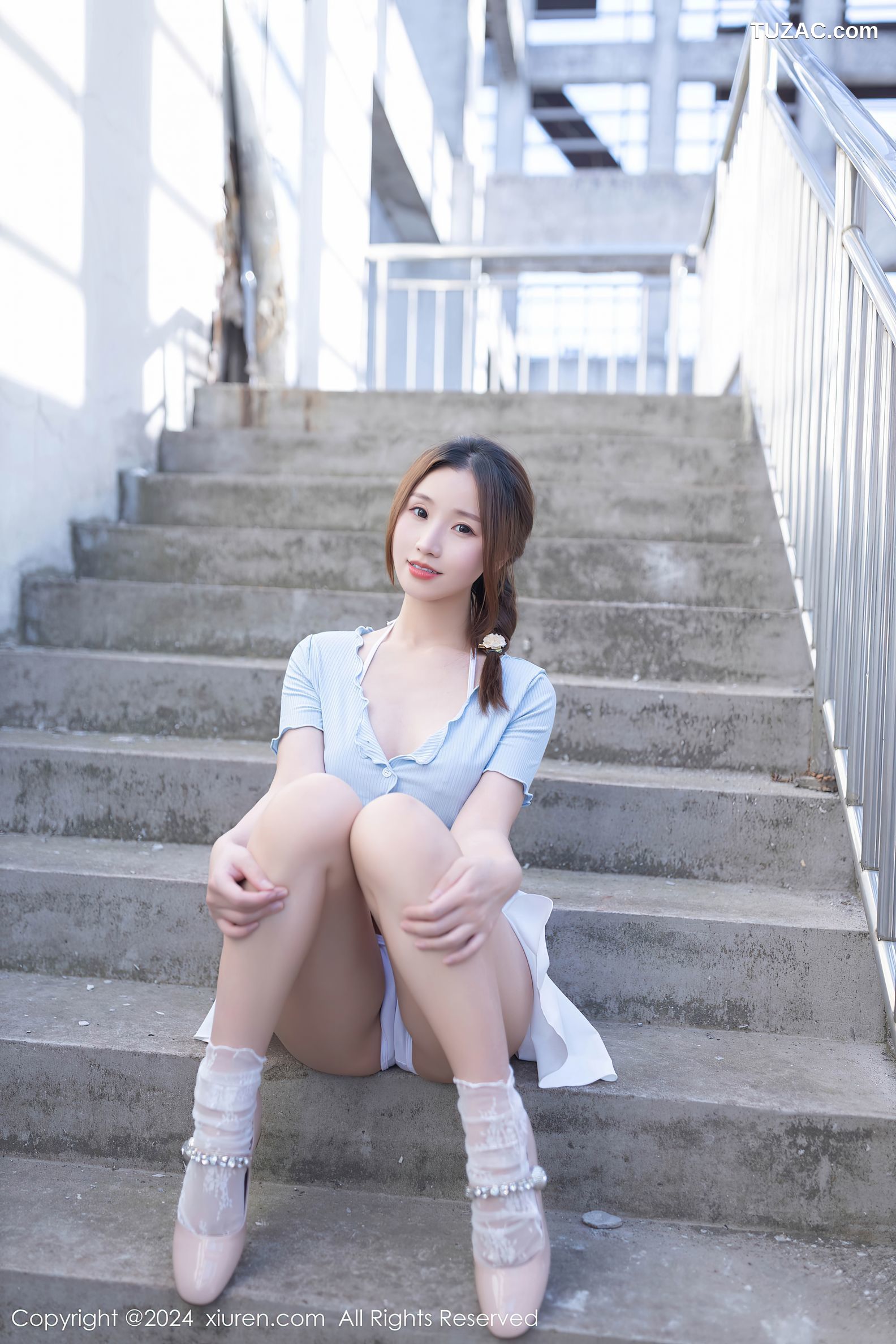 XiuRen秀人网-8369-杏子Yada-淡蓝T白色短裙白色内衣户外爆乳-2024.04.10