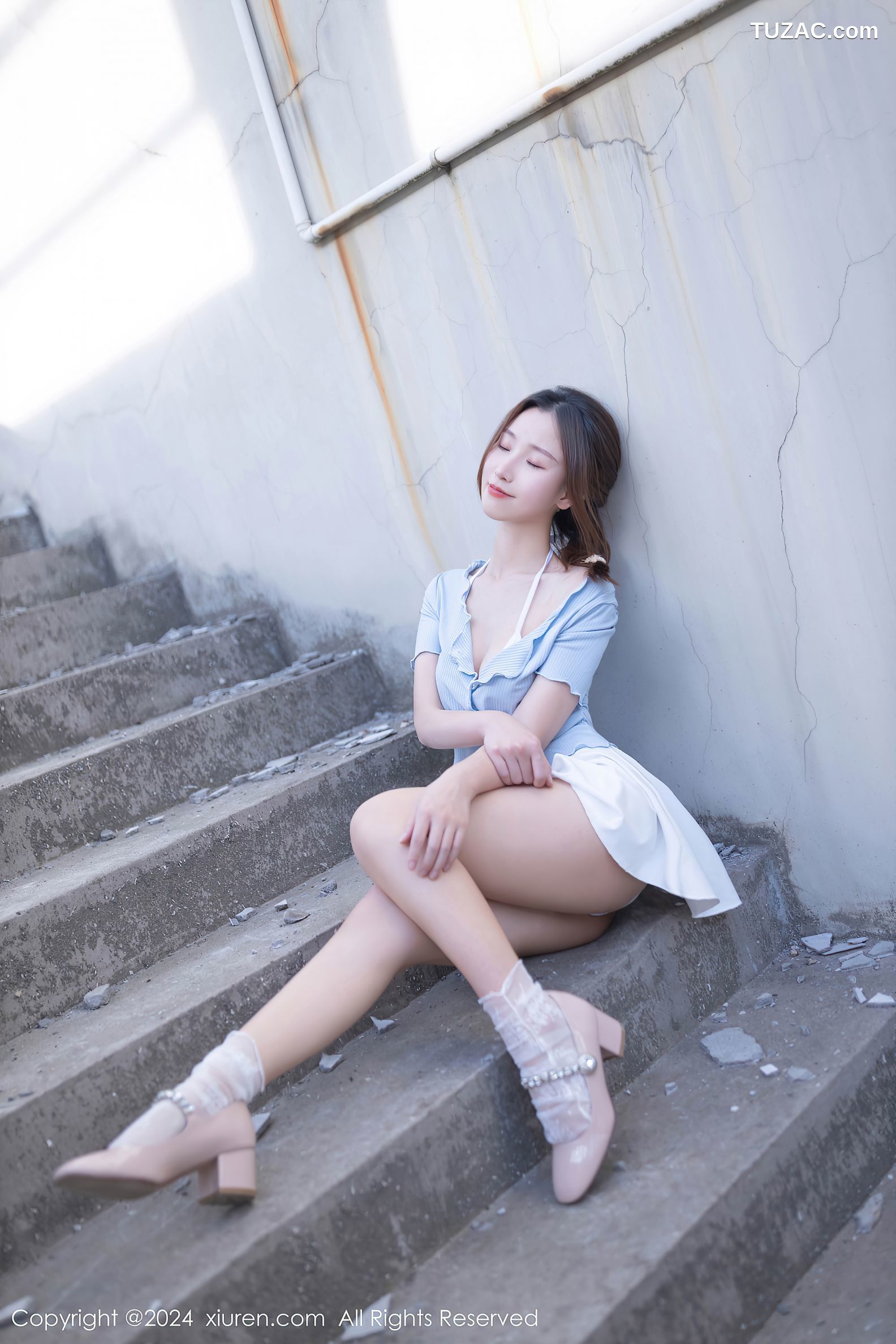 XiuRen秀人网-8369-杏子Yada-淡蓝T白色短裙白色内衣户外爆乳-2024.04.10
