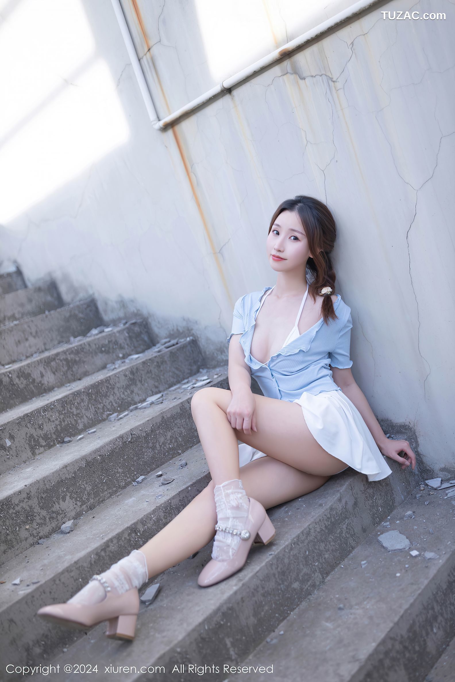 XiuRen秀人网-8369-杏子Yada-淡蓝T白色短裙白色内衣户外爆乳-2024.04.10