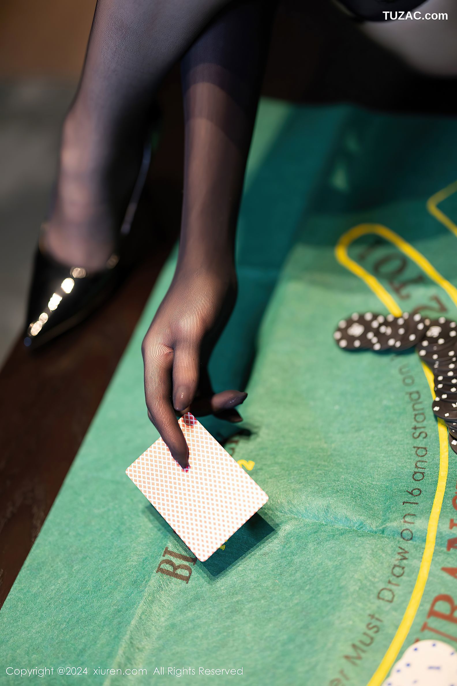 XiuRen秀人网-8385-徐莉芝Booty-黑色露背T恤牛仔裤-黑皮短裙黑丝荷官-2024.04.12