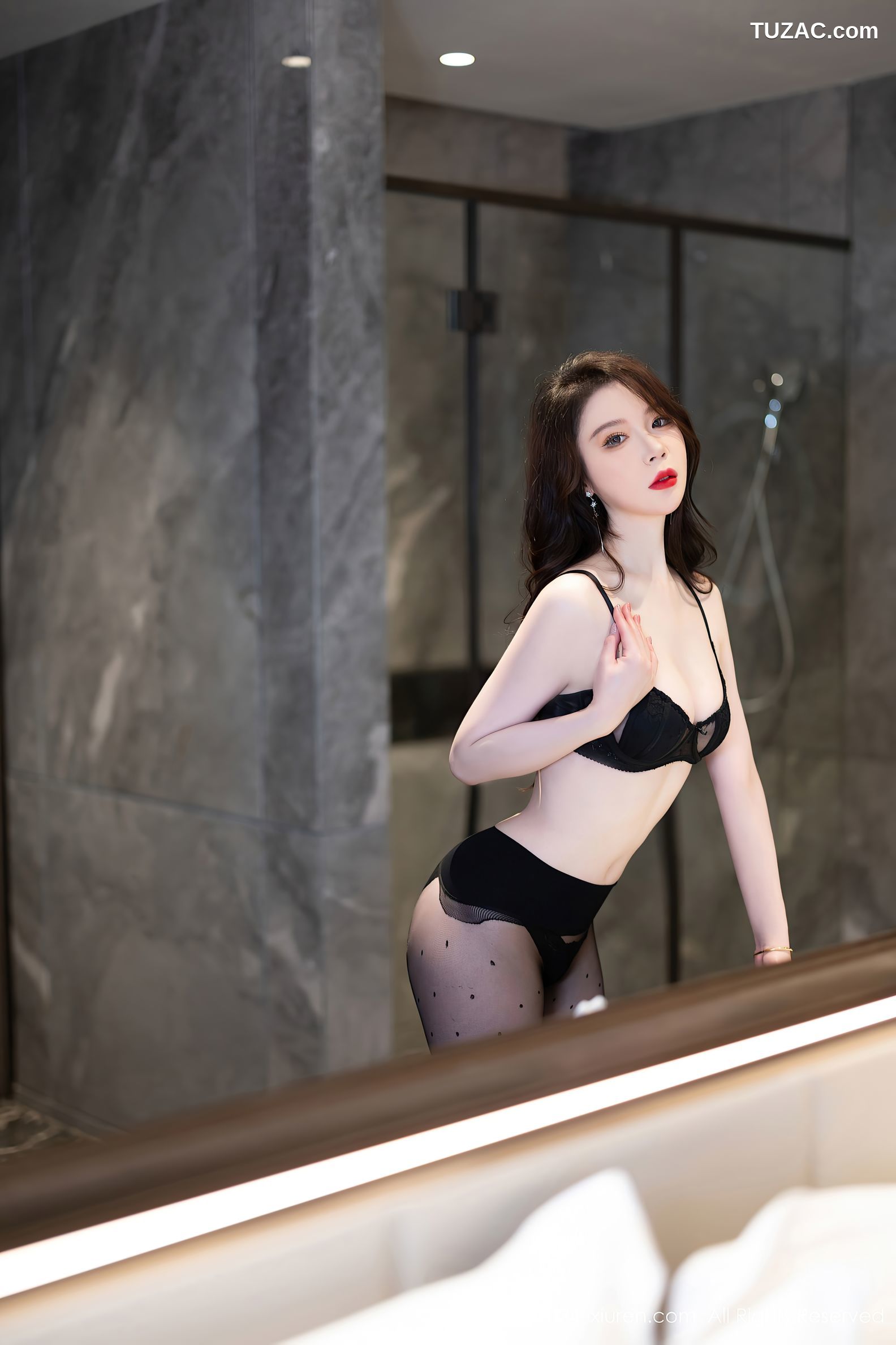 XiuRen秀人网-8583-梦心玥-哈尔滨旅拍-深红色连衣短裙-黑色内衣黑丝-2024.05.22