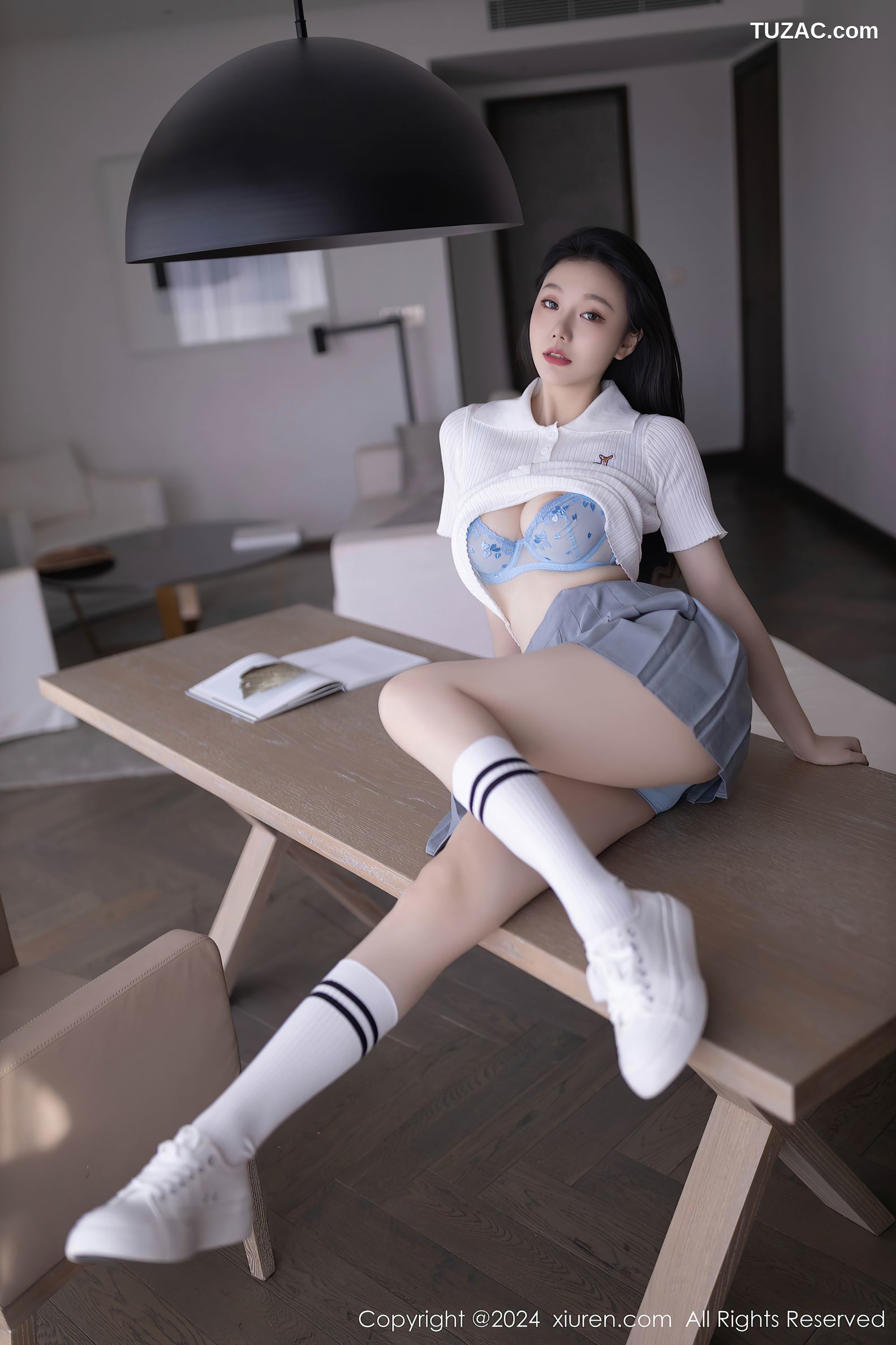 XiuRen秀人网-8649-安然anran-迪拜旅拍-白T灰短裙淡灰蓝内衣-2024.06.04