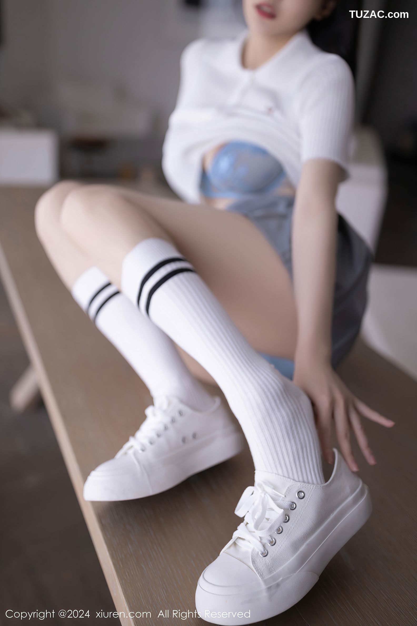 XiuRen秀人网-8649-安然anran-迪拜旅拍-白T灰短裙淡灰蓝内衣-2024.06.04