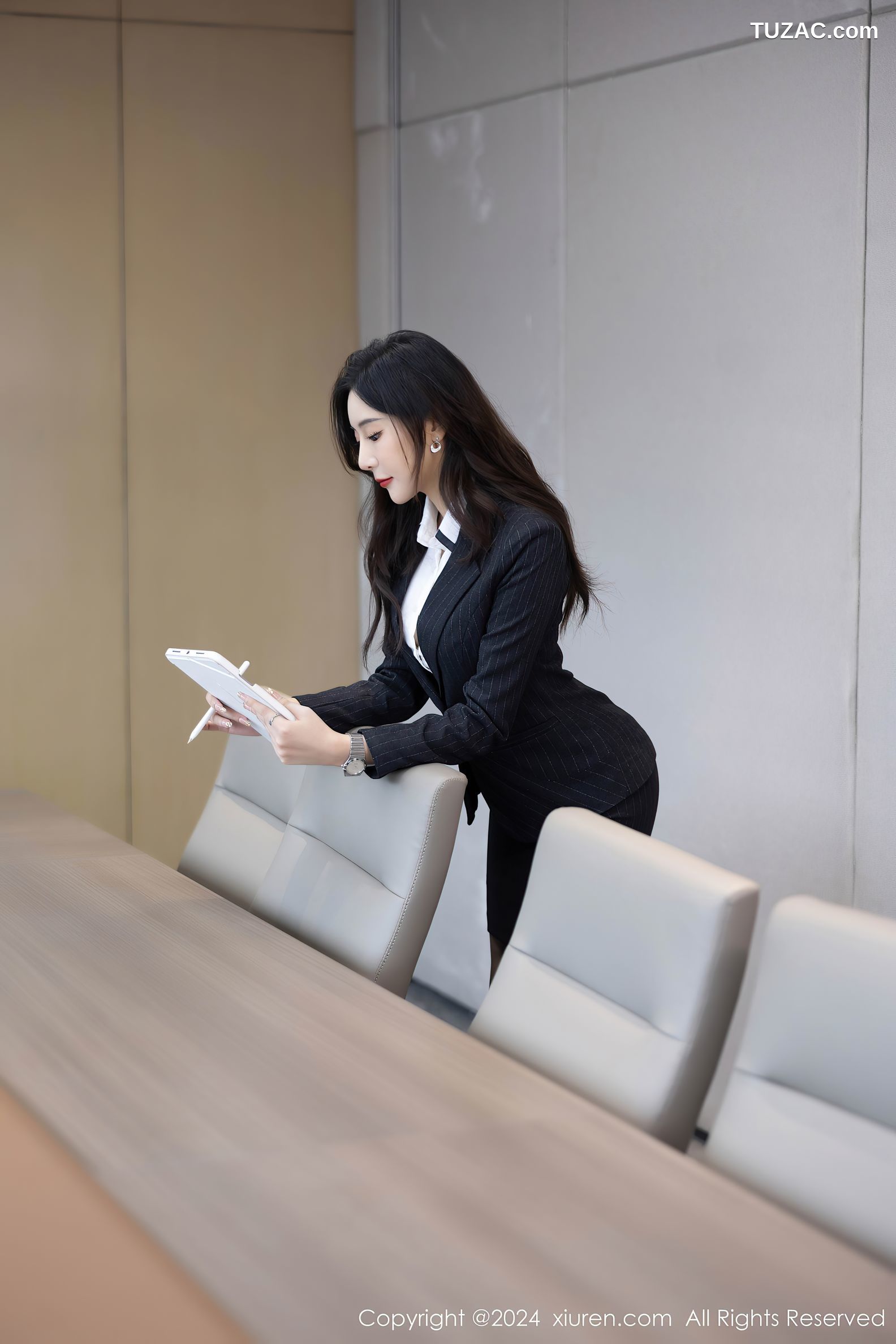 XiuRen秀人网-8656-王馨瑶yanni-OL黑色裙装黑丝淡紫内衣-2024.06.05