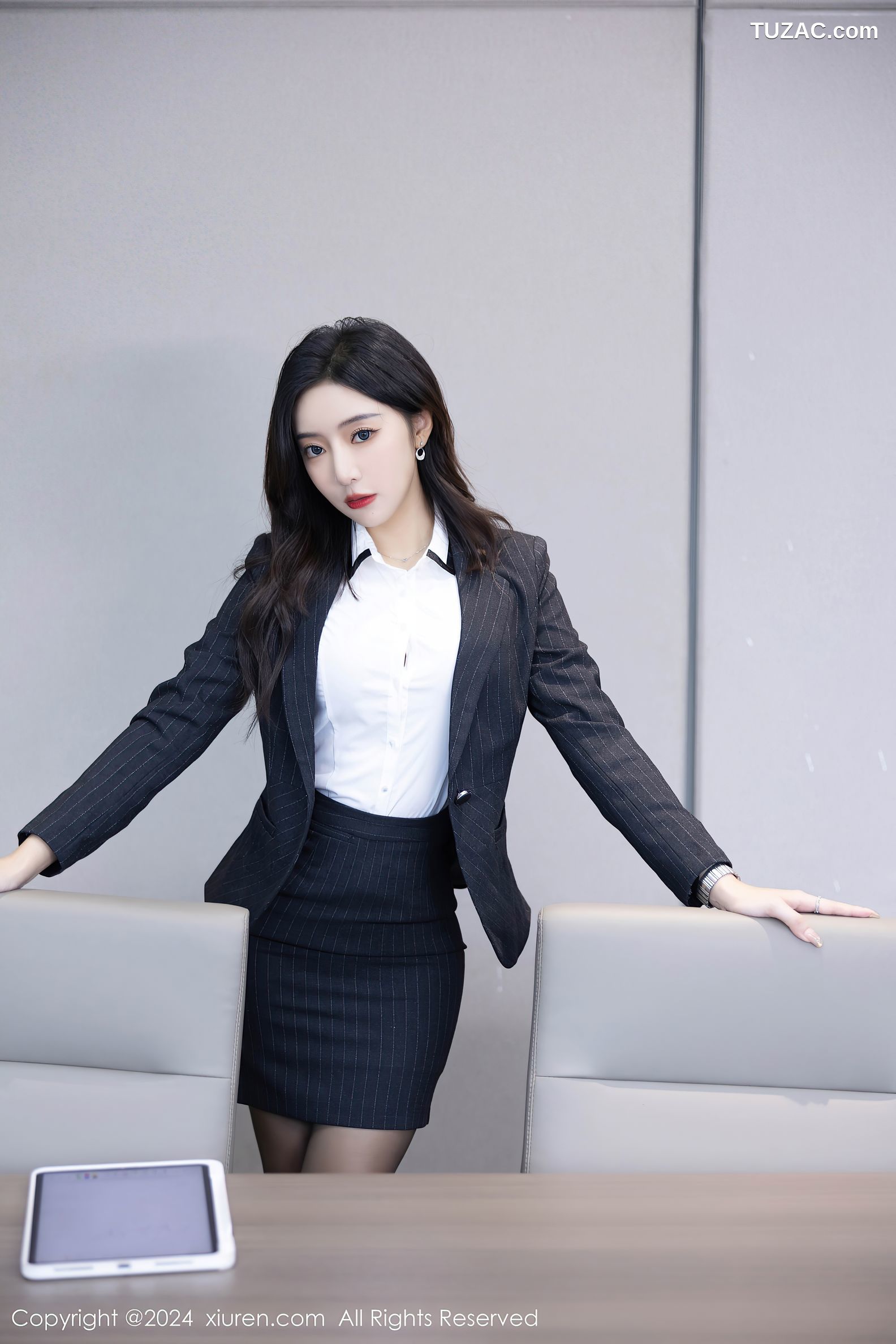 XiuRen秀人网-8656-王馨瑶yanni-OL黑色裙装黑丝淡紫内衣-2024.06.05