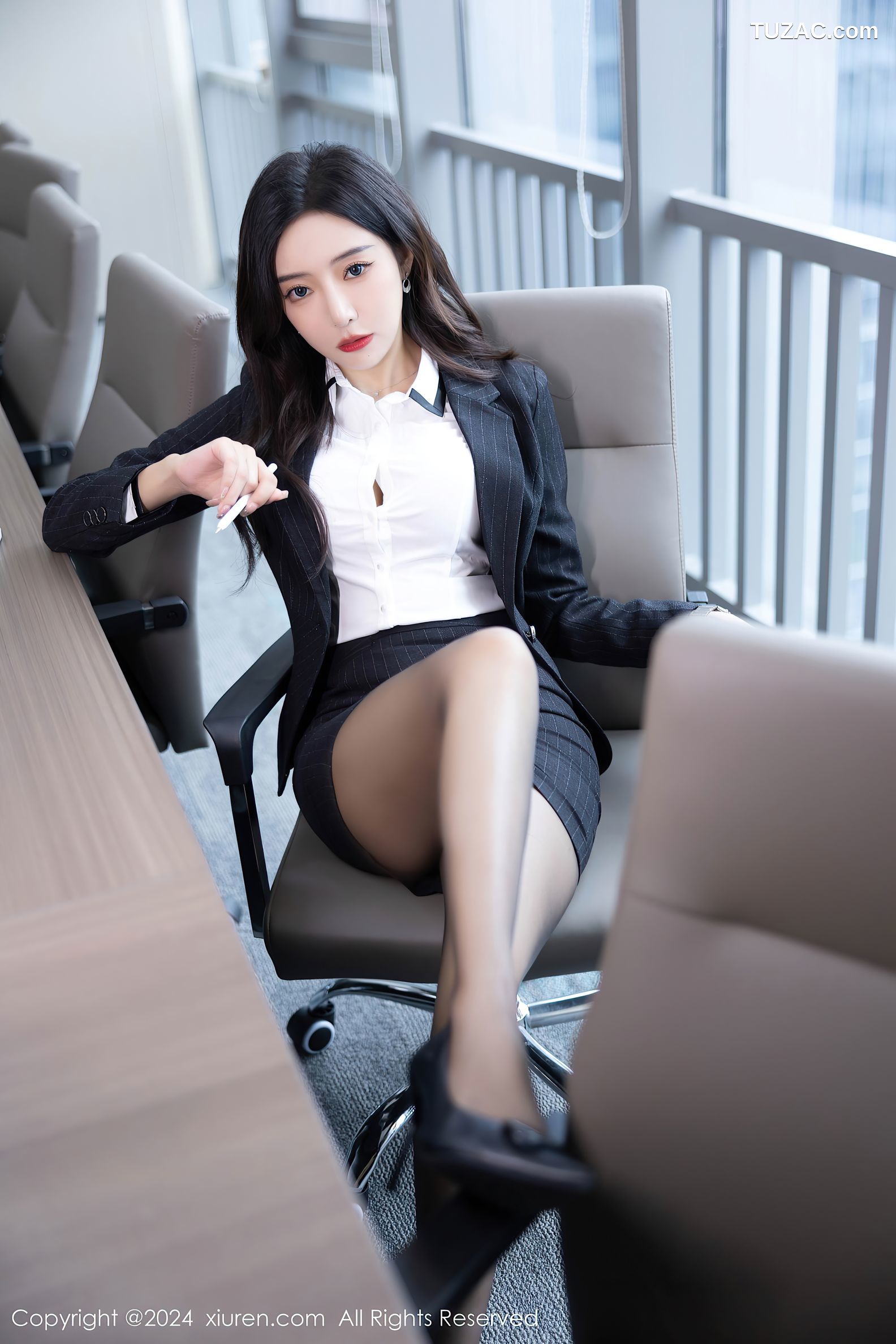 XiuRen秀人网-8656-王馨瑶yanni-OL黑色裙装黑丝淡紫内衣-2024.06.05