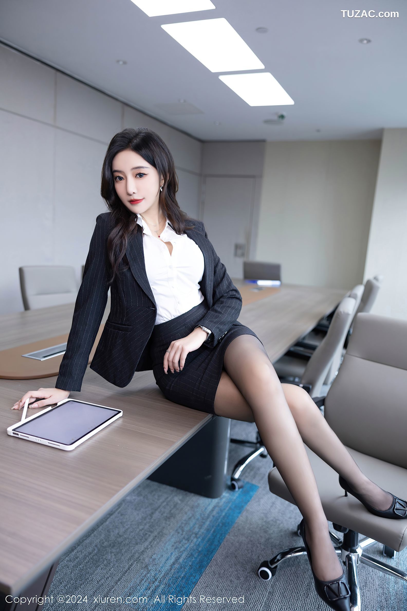 XiuRen秀人网-8656-王馨瑶yanni-OL黑色裙装黑丝淡紫内衣-2024.06.05