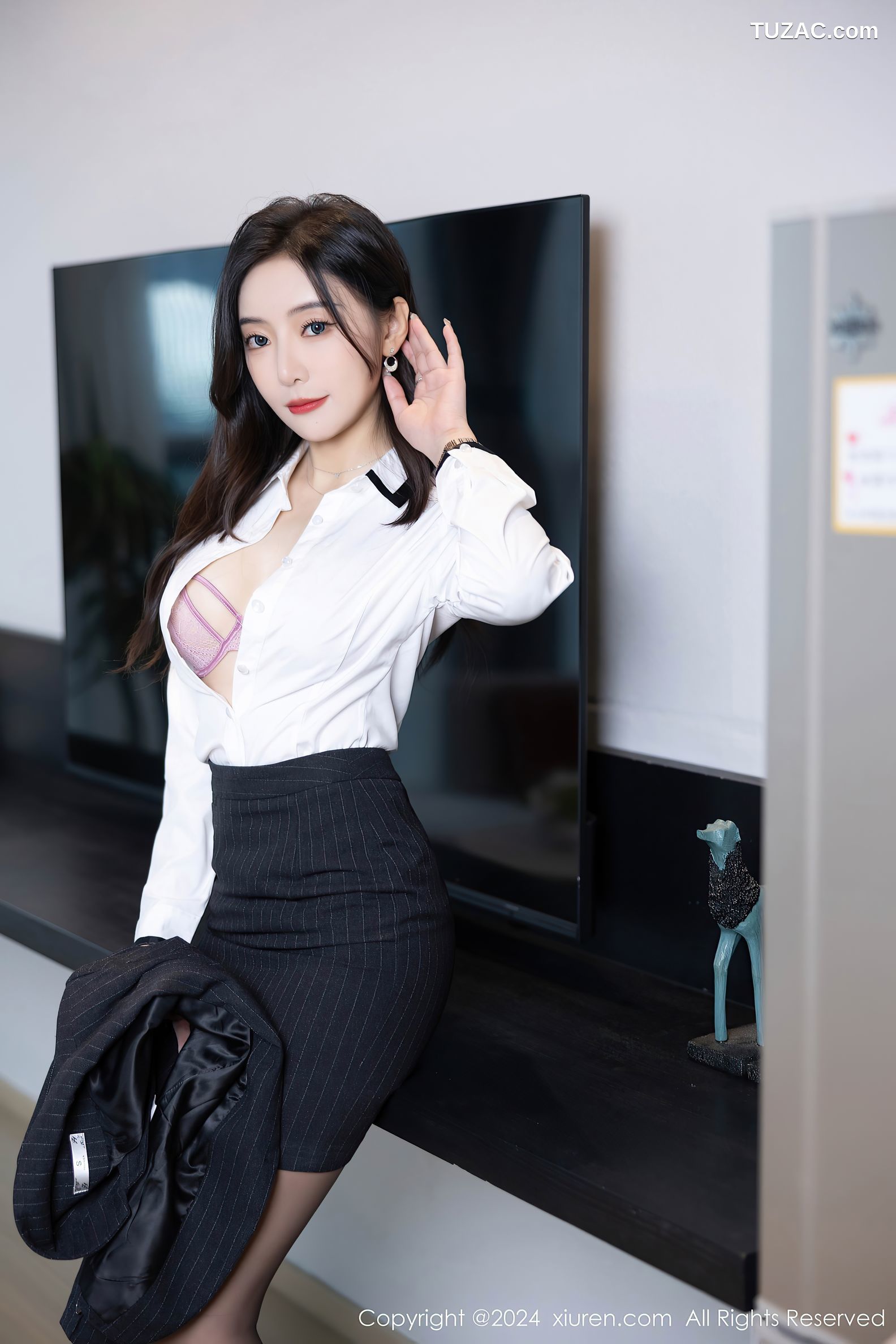 XiuRen秀人网-8656-王馨瑶yanni-OL黑色裙装黑丝淡紫内衣-2024.06.05