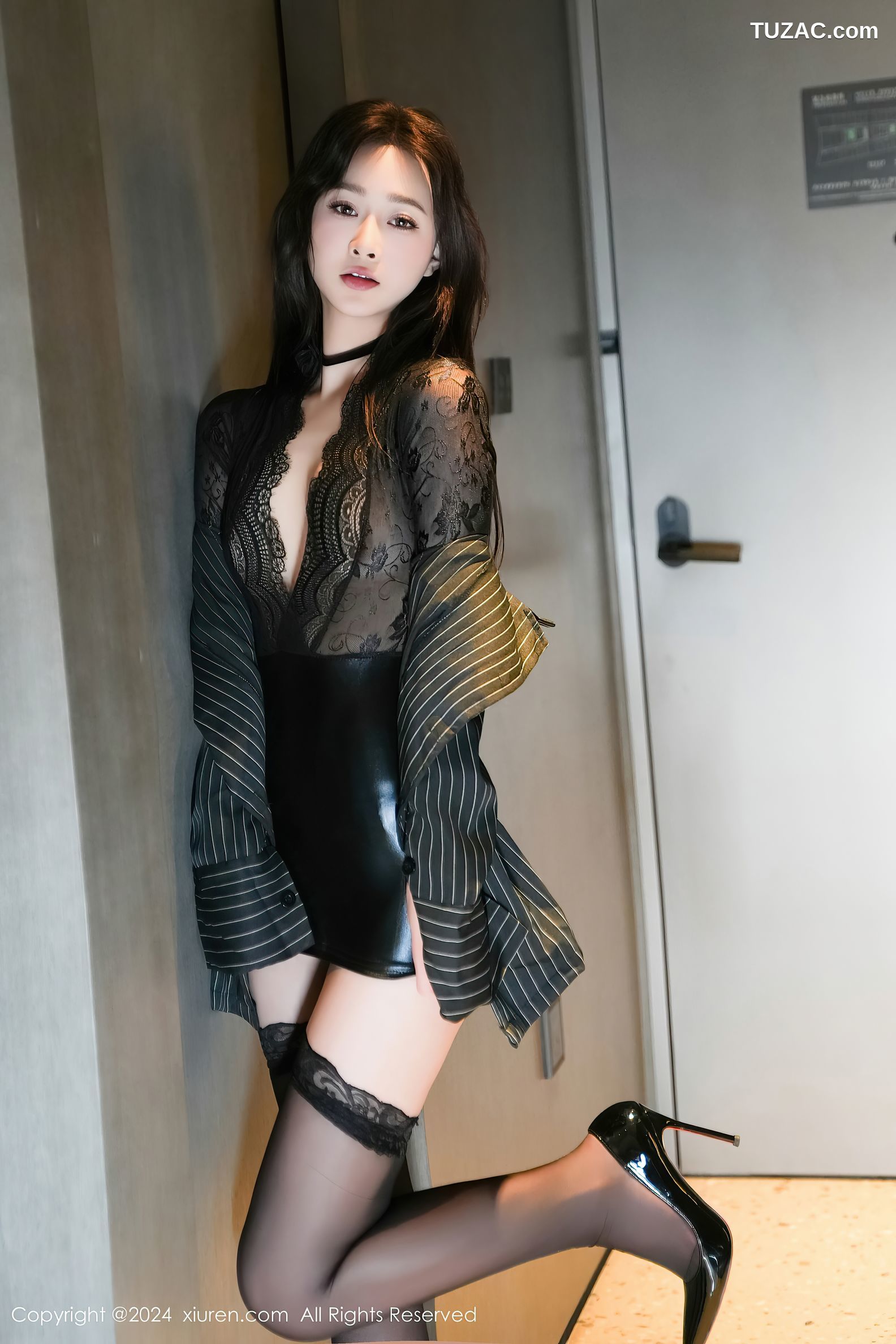 XiuRen秀人网-8660-软糖爱喝奶-黑色条纹外套黑蕾丝情趣内衣黑丝-2024.06.06