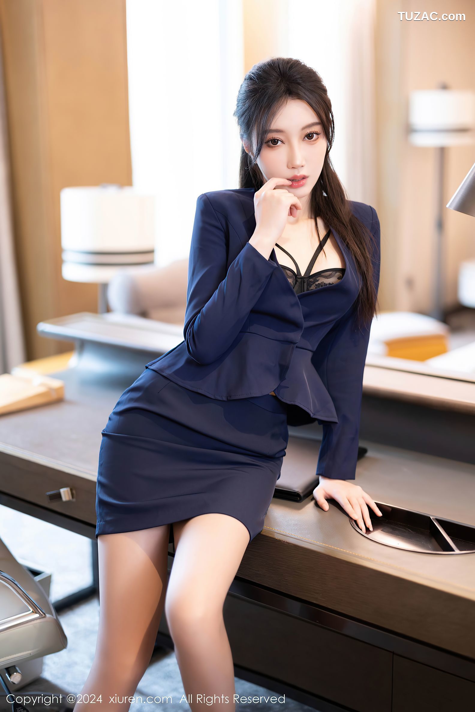 XiuRen秀人网-8669-玥儿玥-哈尔滨旅拍-OL深蓝裙装黑色蕾丝内衣-2024.06.07