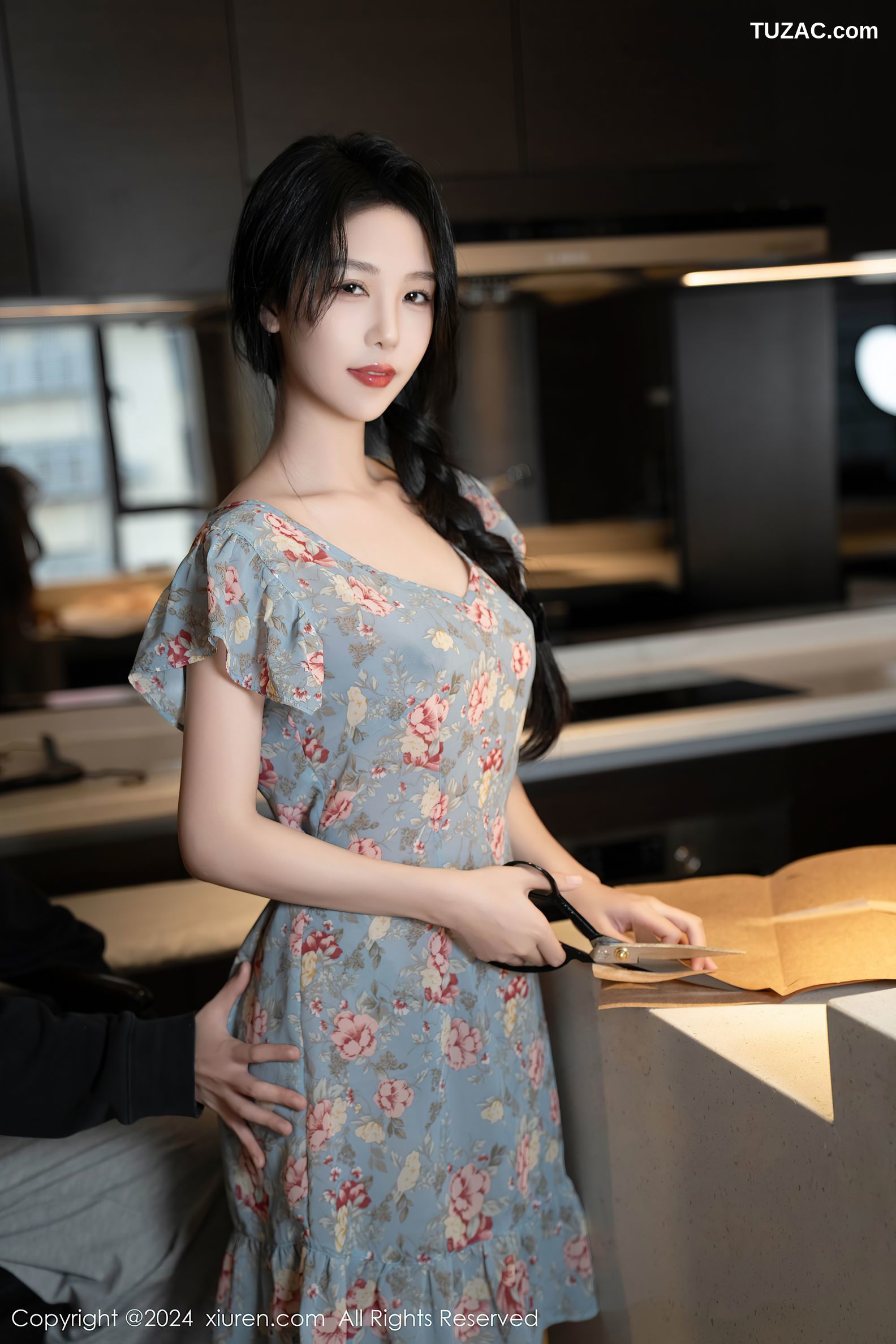XiuRen秀人网-8704-利世-灰色红花轻薄连衣短裙灰丝-2024.06.14