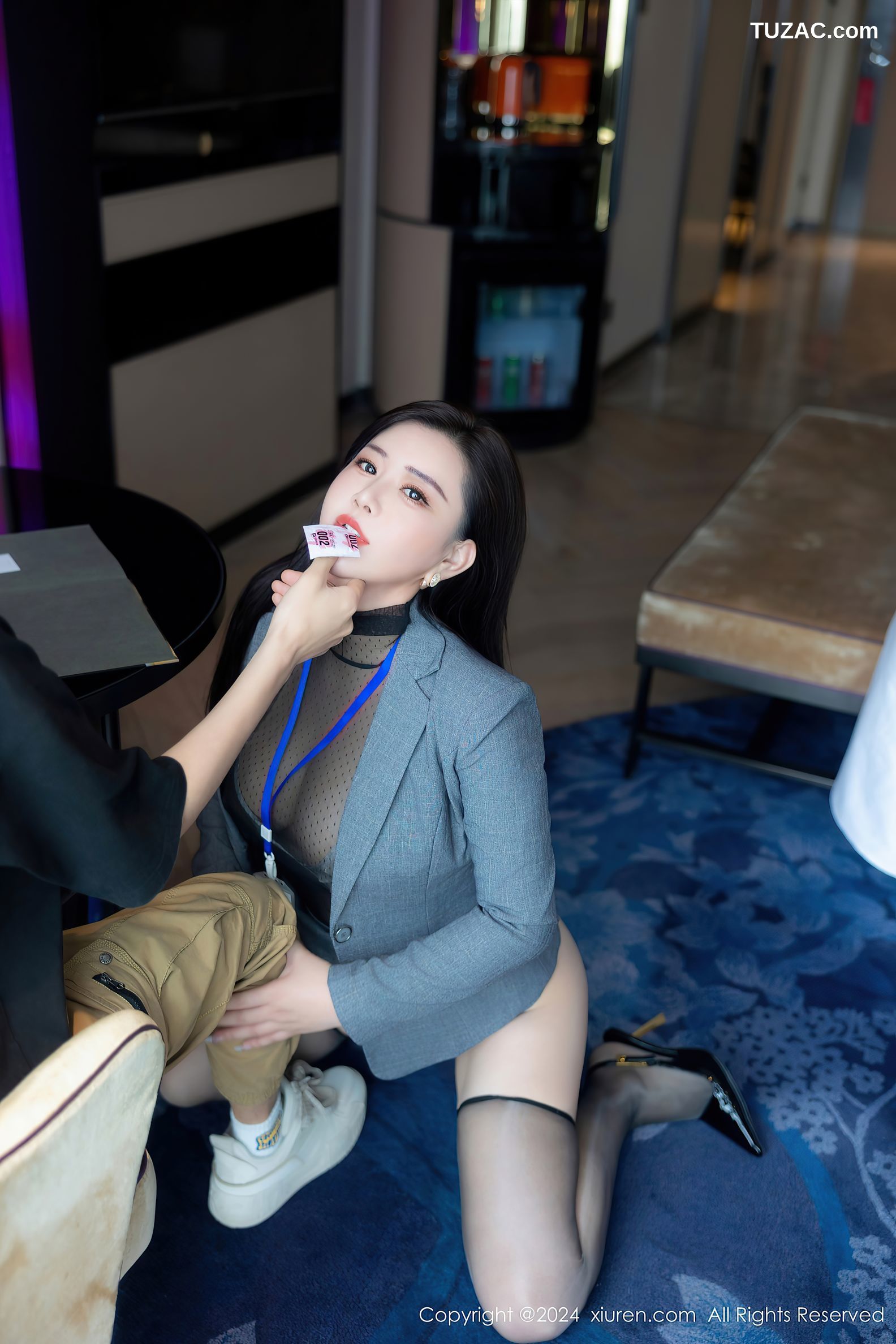 XiuRen秀人网-8712-王婉悠Queen-OL灰色裙装办公室场景-灰内衣黑丝肛塞爆乳-2024.06.17