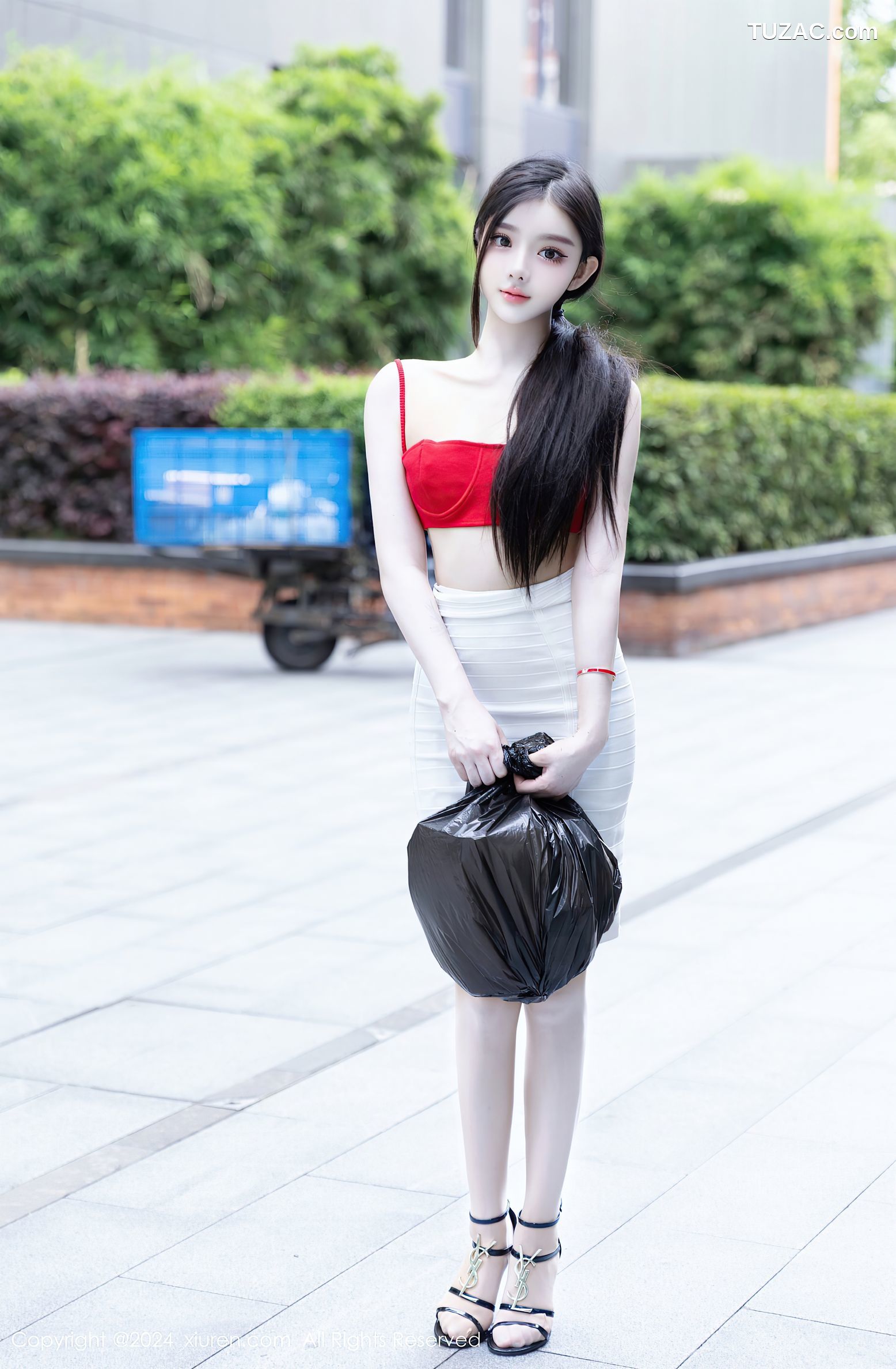 XiuRen秀人网-8794-龙雪儿-红色短吊带白短裙凸点真空-2024.07.03