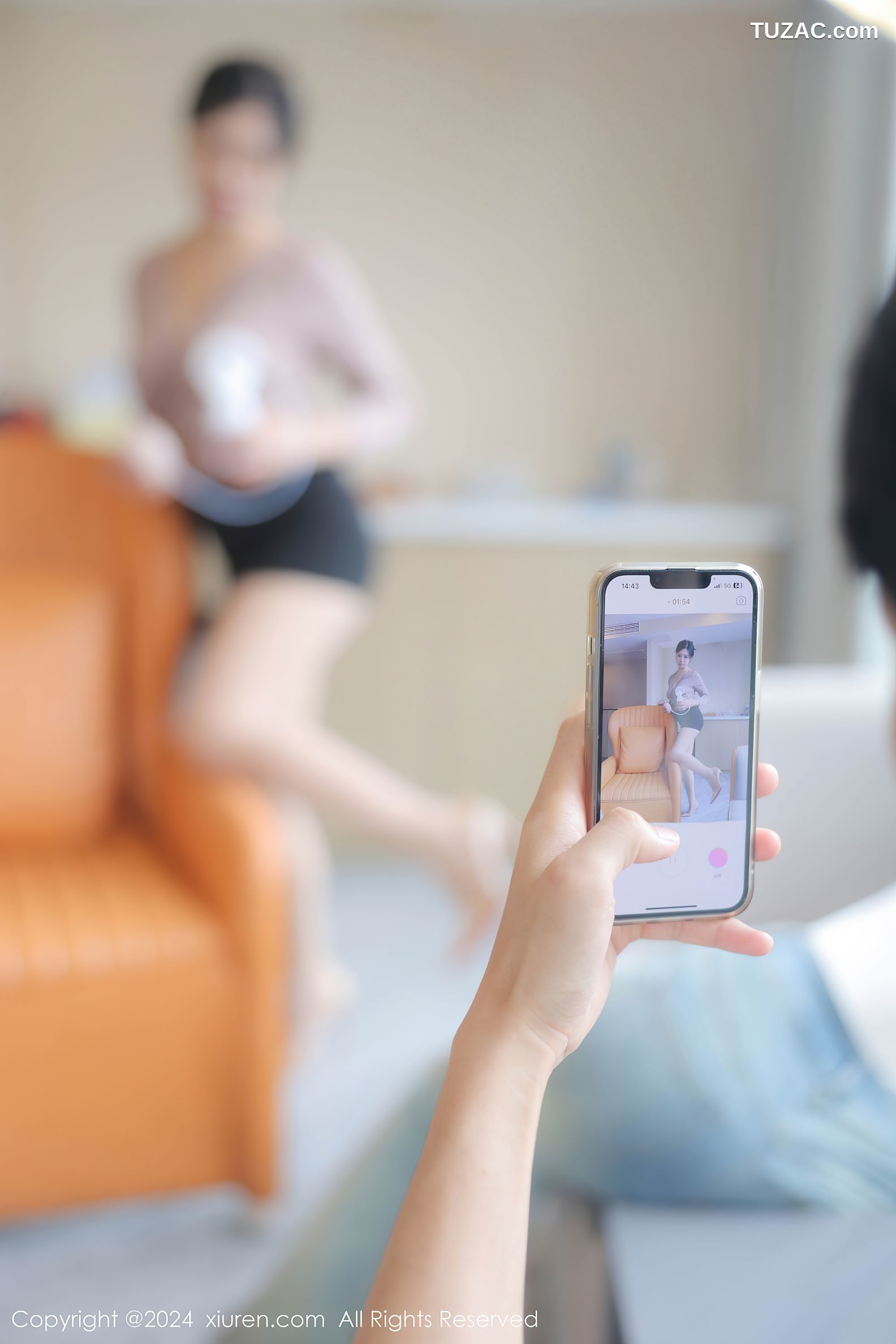 XiuRen秀人网-8798-金小依-闺蜜男友帮忙操作吸奶器爆乳-2024.07.03