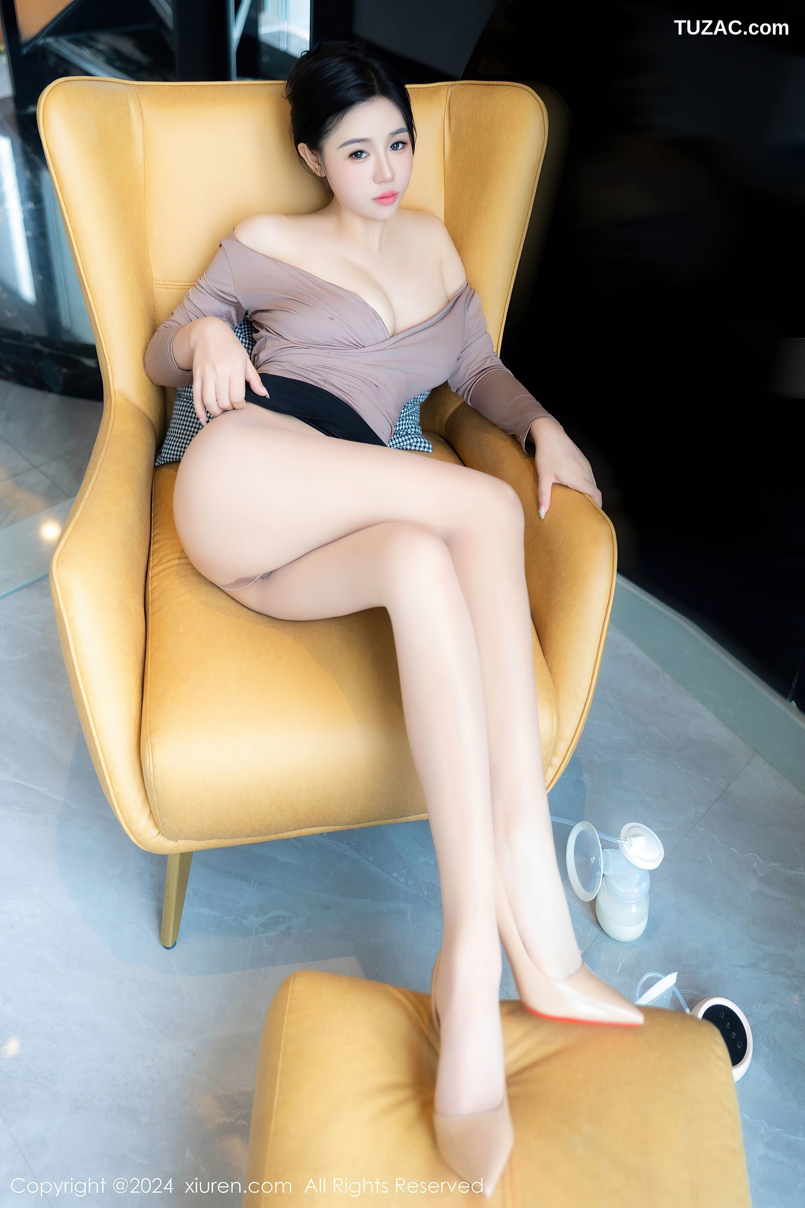 XiuRen秀人网-8798-金小依-闺蜜男友帮忙操作吸奶器爆乳-2024.07.03