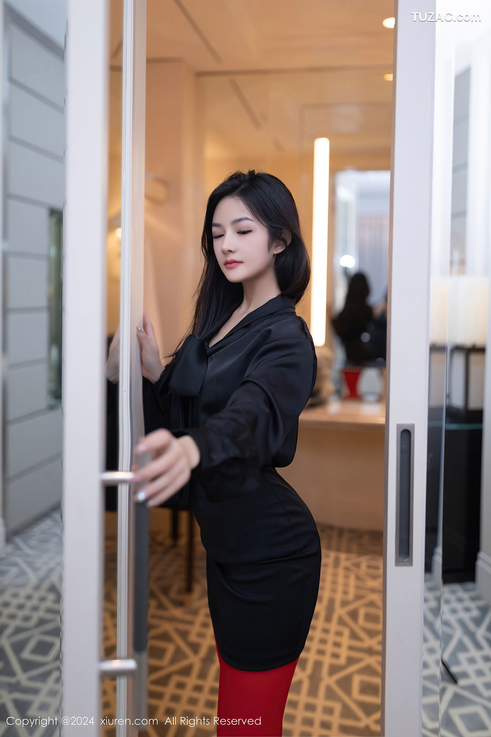 XiuRen秀人网-8801-谭小灵-迪拜旅拍-红色丝袜黑蕾丝内衣按摩-2024.07.03