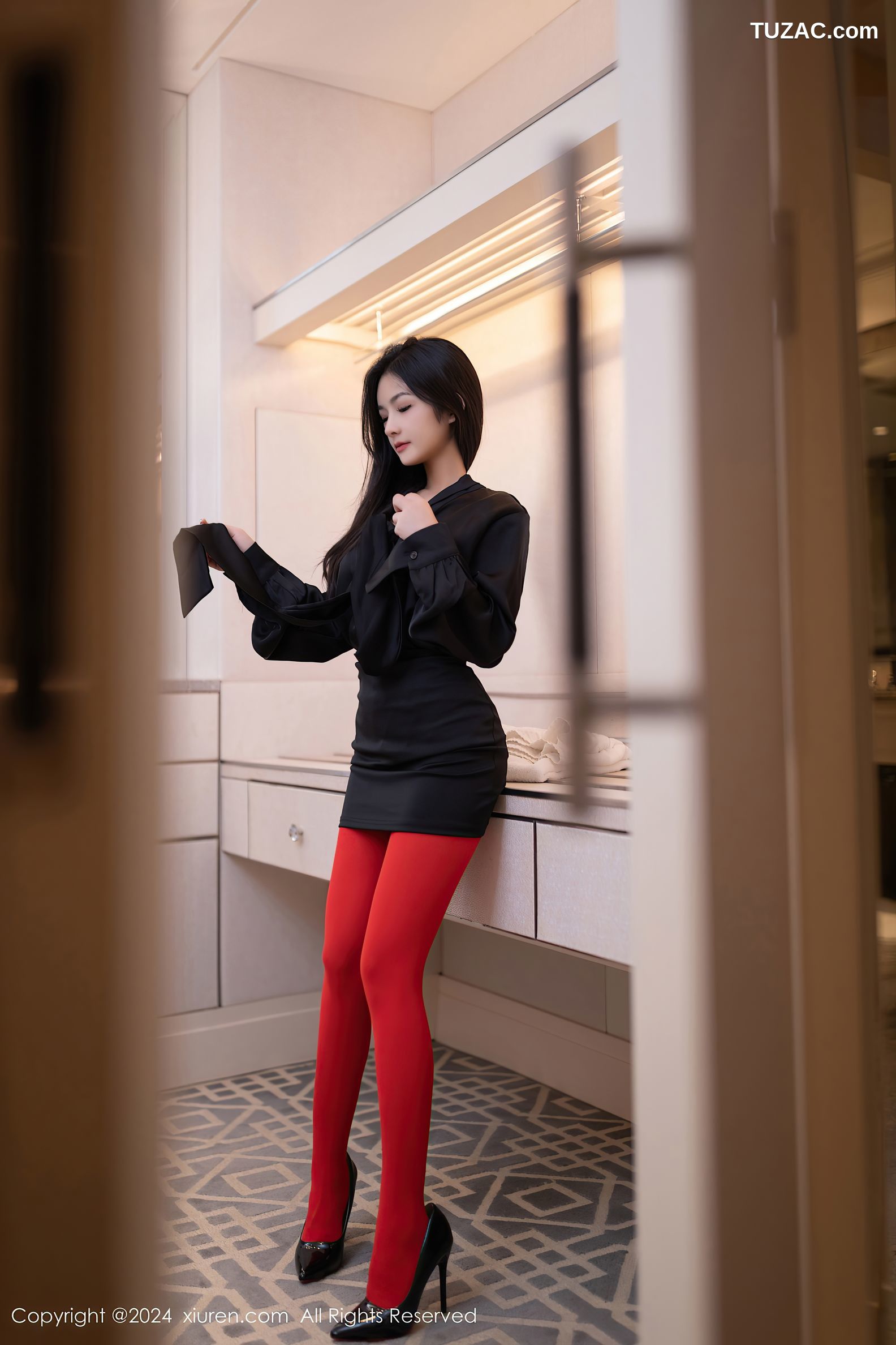 XiuRen秀人网-8801-谭小灵-迪拜旅拍-红色丝袜黑蕾丝内衣按摩-2024.07.03