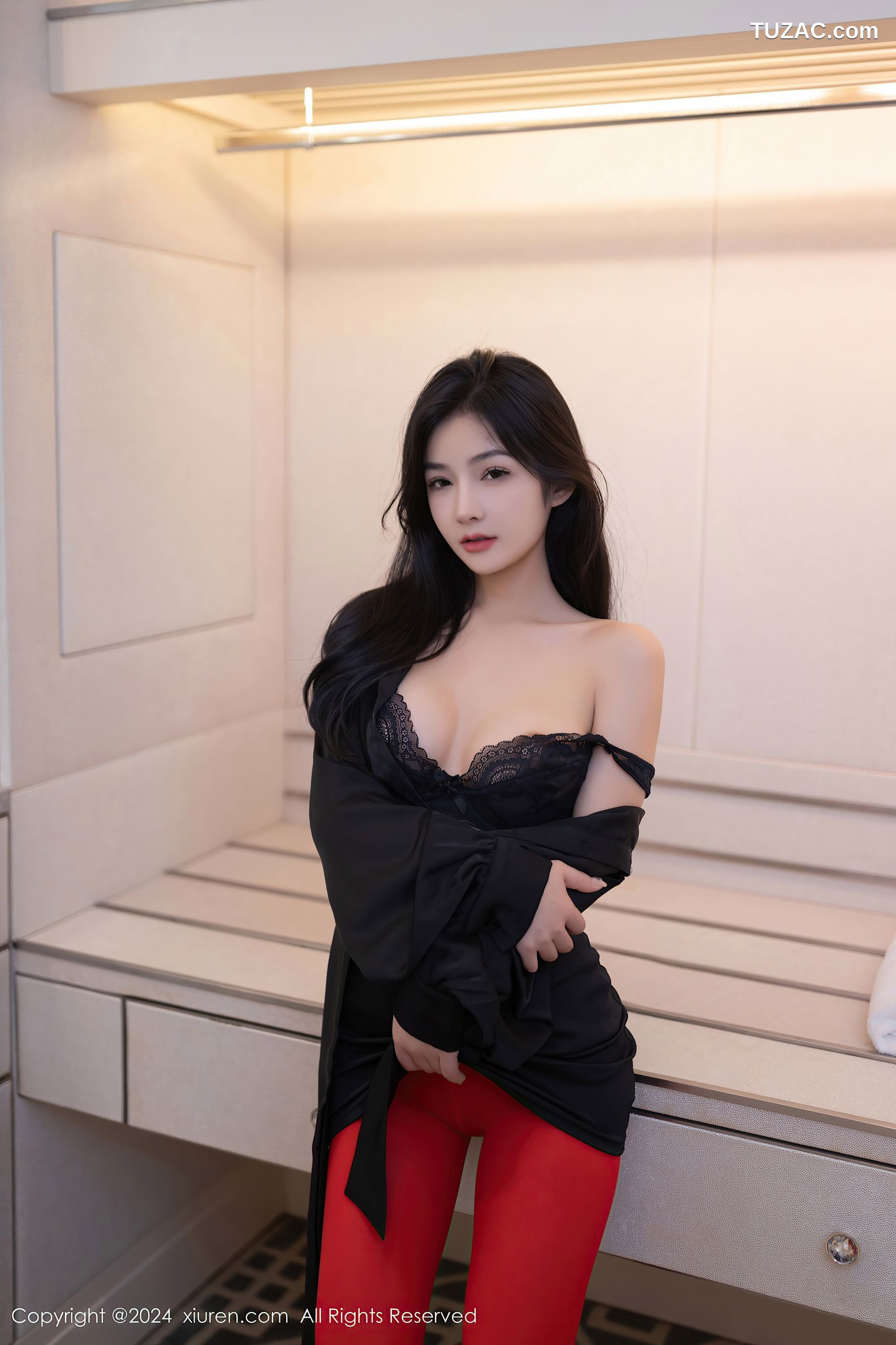 XiuRen秀人网-8801-谭小灵-迪拜旅拍-红色丝袜黑蕾丝内衣按摩-2024.07.03