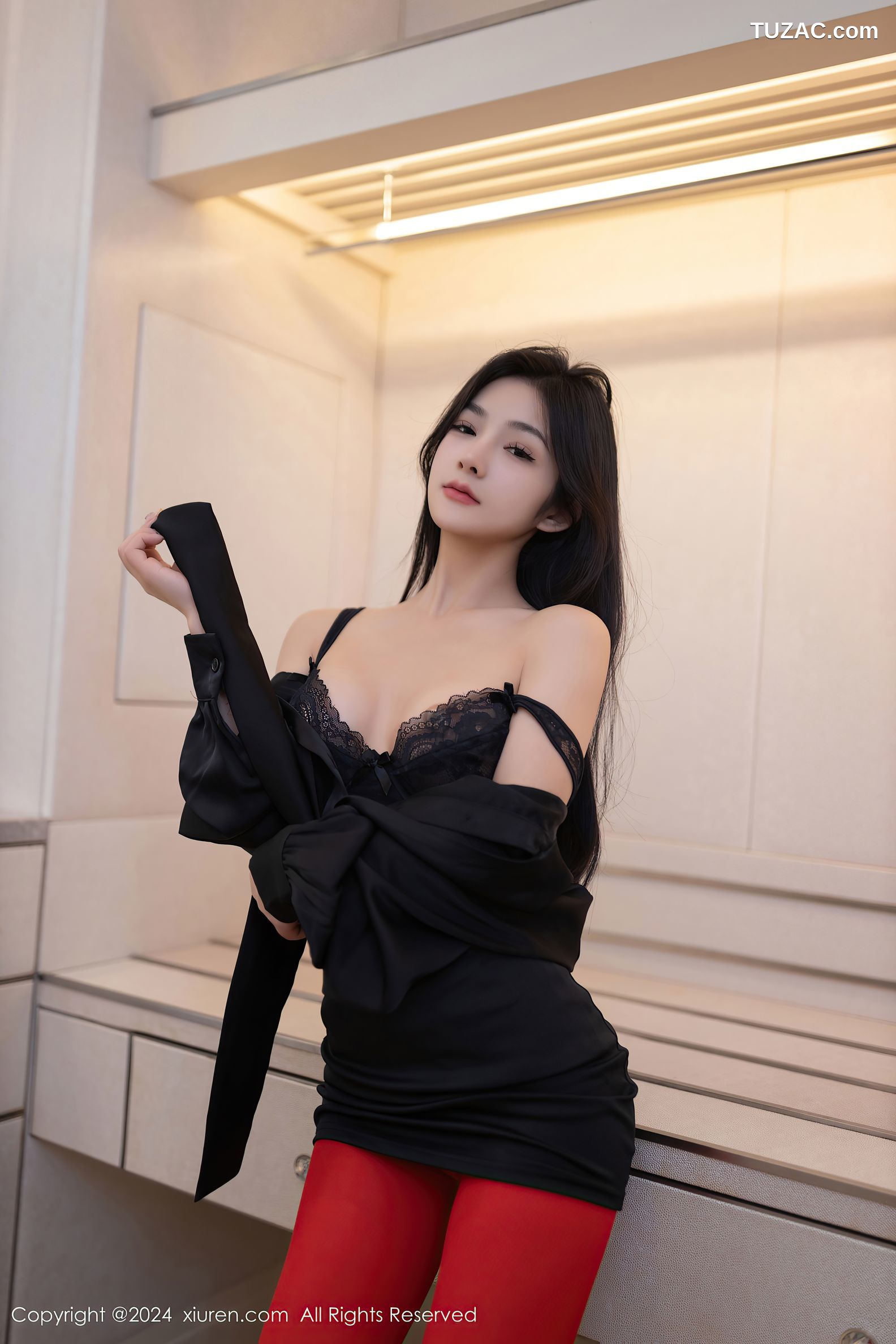 XiuRen秀人网-8801-谭小灵-迪拜旅拍-红色丝袜黑蕾丝内衣按摩-2024.07.03