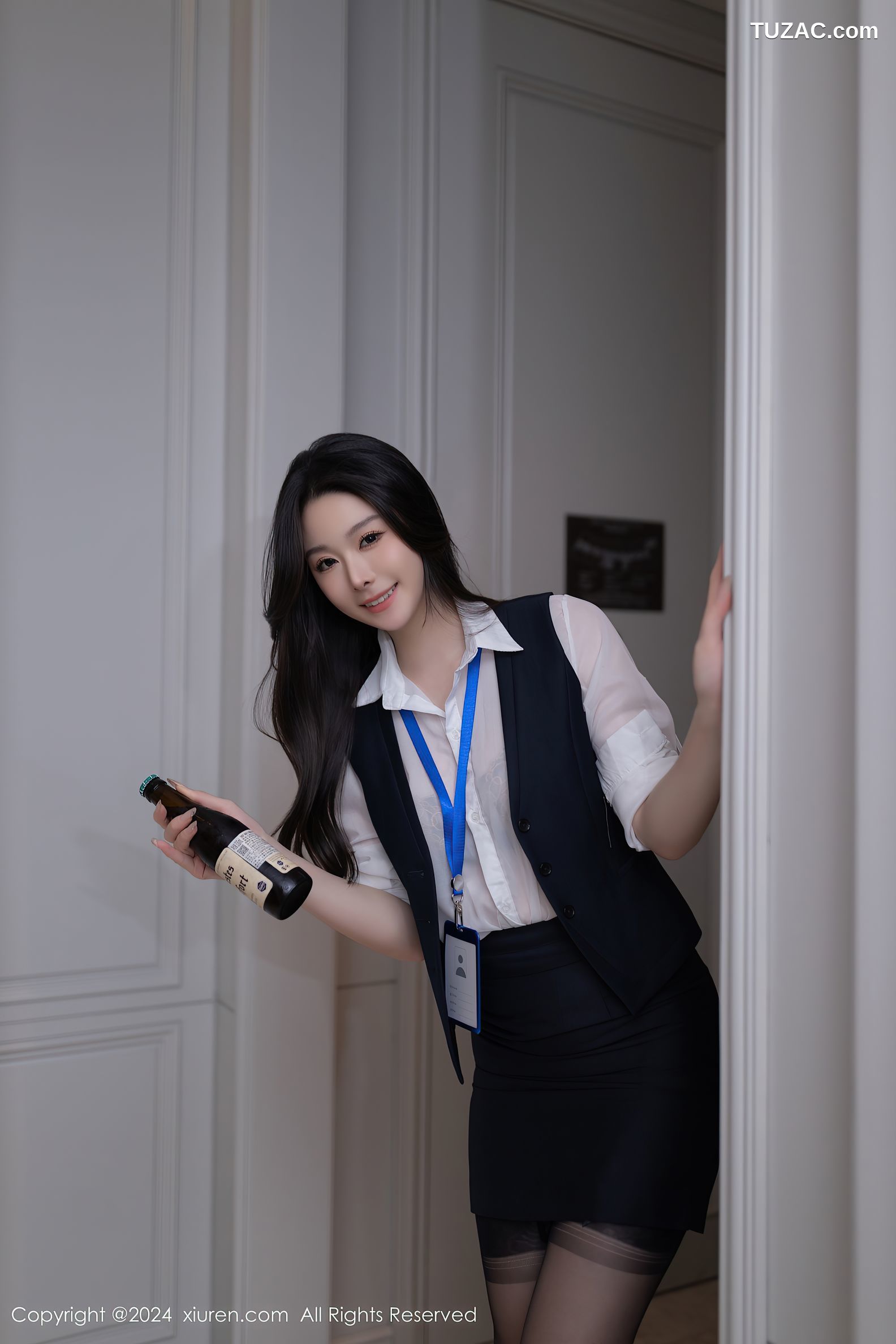 XiuRen秀人网-8808-小逗逗-迪拜旅拍-OL轻透白衬衫黑短裙黑丝-2024.07.04