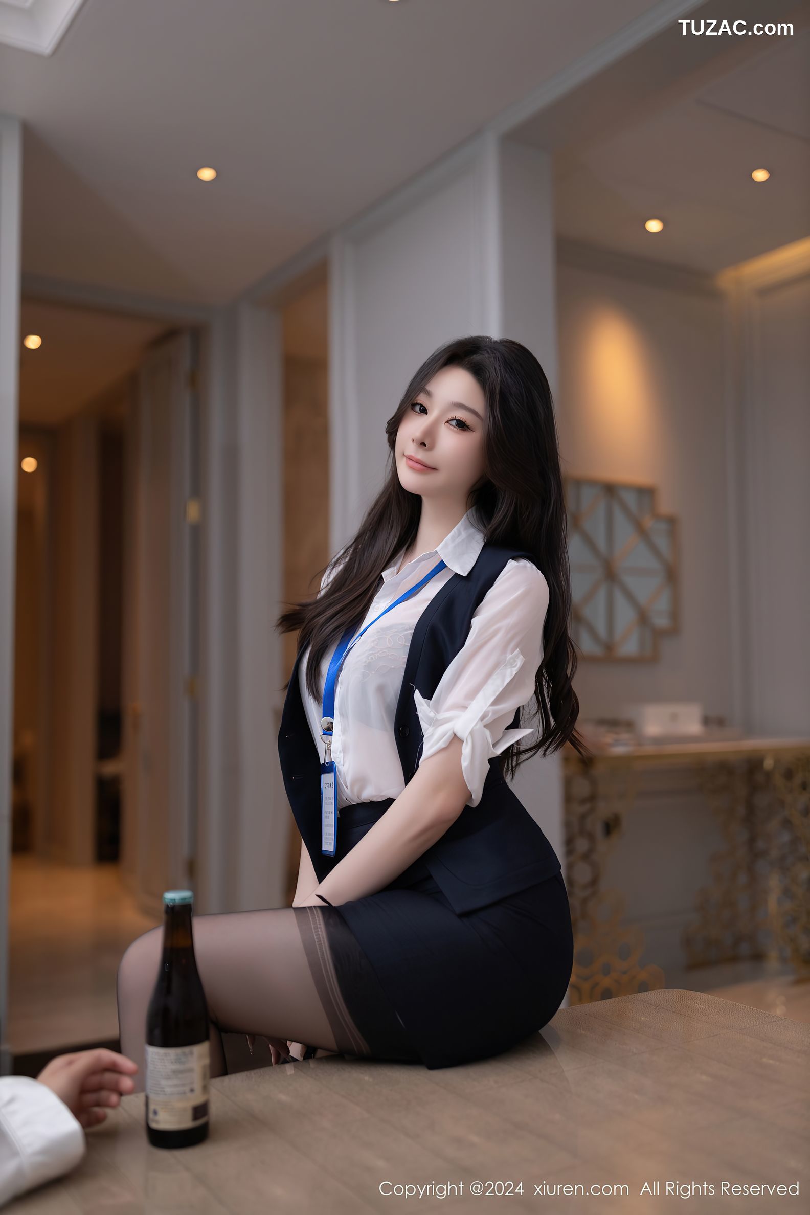 XiuRen秀人网-8808-小逗逗-迪拜旅拍-OL轻透白衬衫黑短裙黑丝-2024.07.04