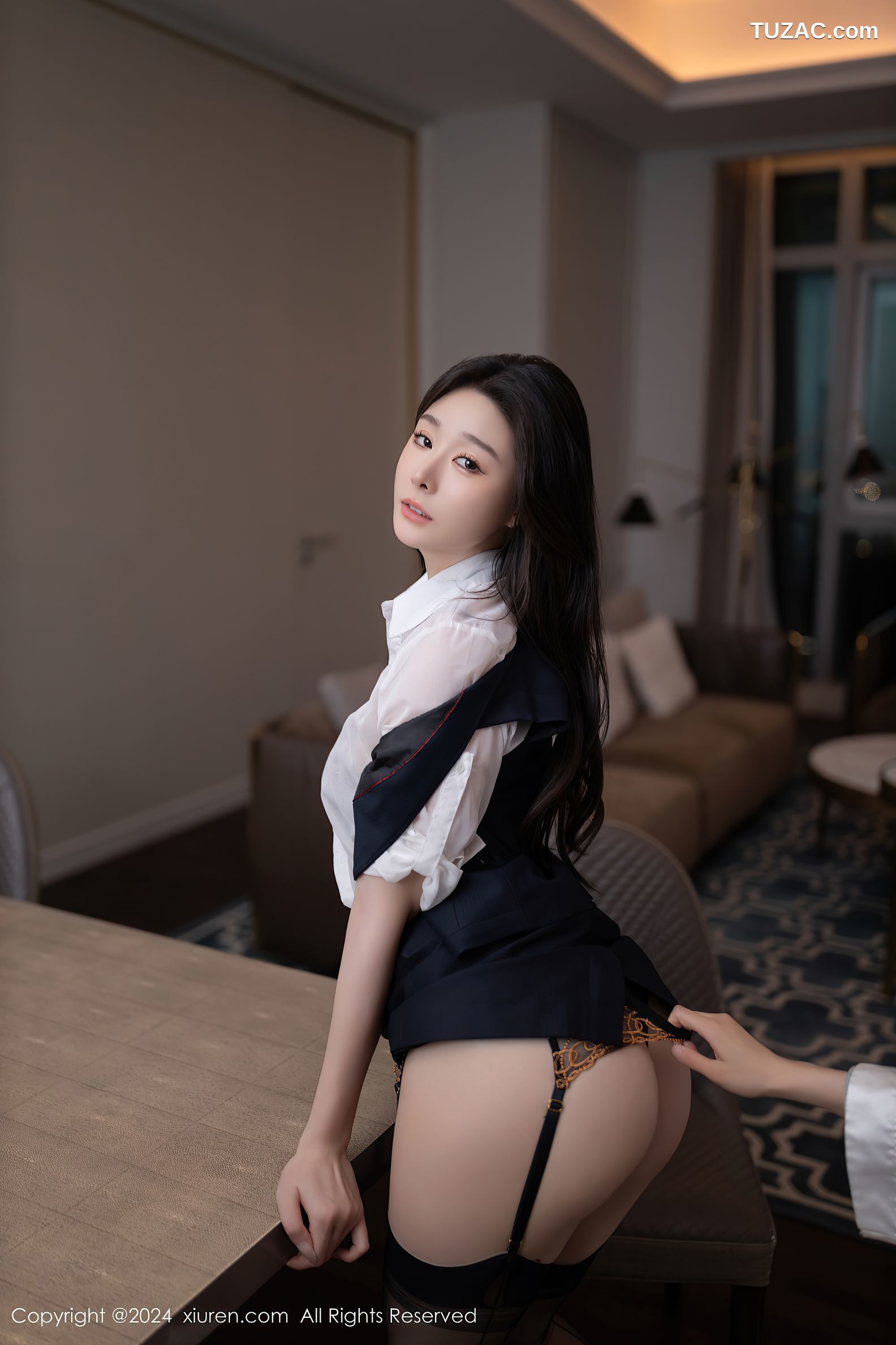 XiuRen秀人网-8808-小逗逗-迪拜旅拍-OL轻透白衬衫黑短裙黑丝-2024.07.04