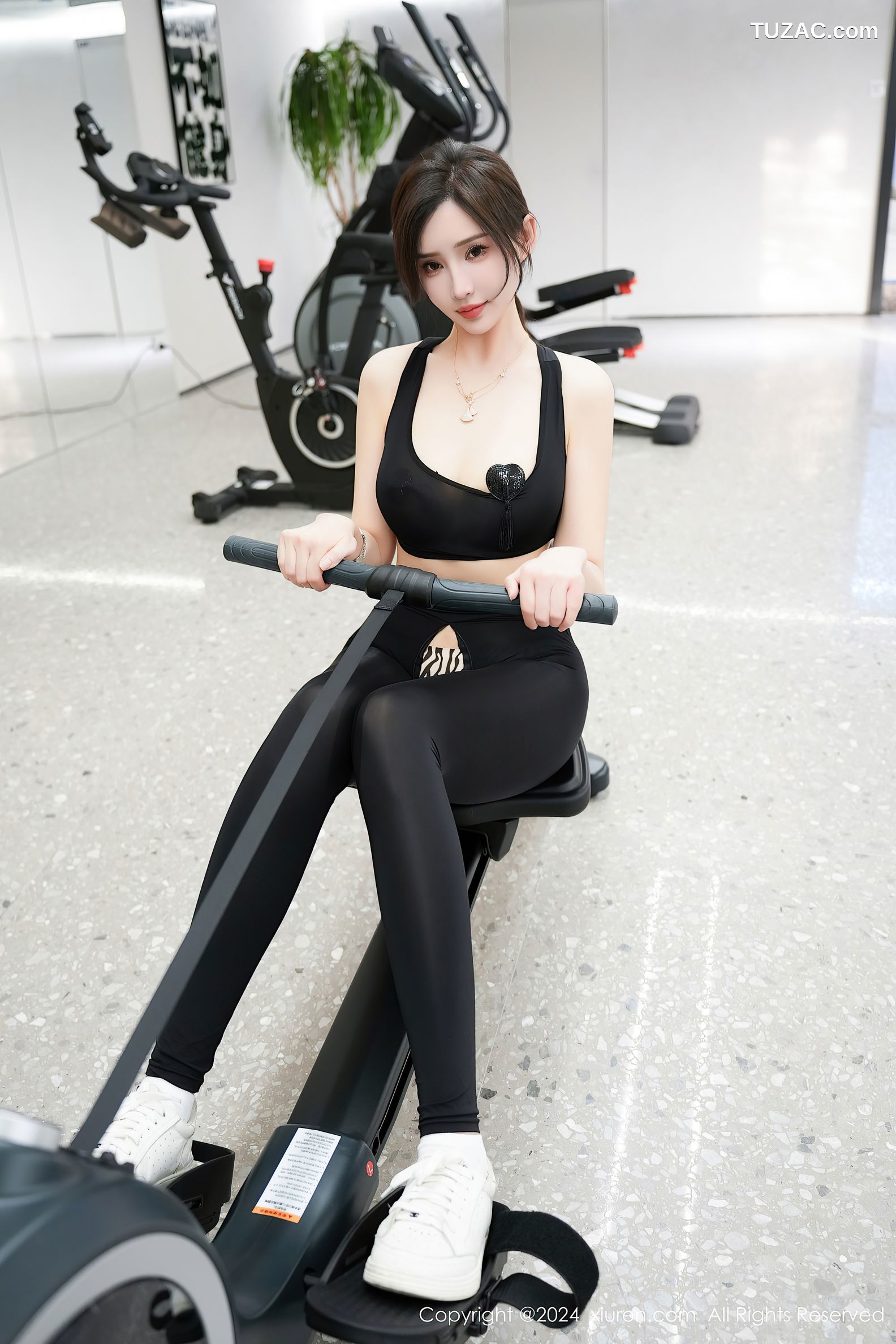 XiuRen秀人网-8810-Carol周妍希-新疆心愿旅拍-黑运动背心瑜伽裤健身房场景爆乳-2024.07.05