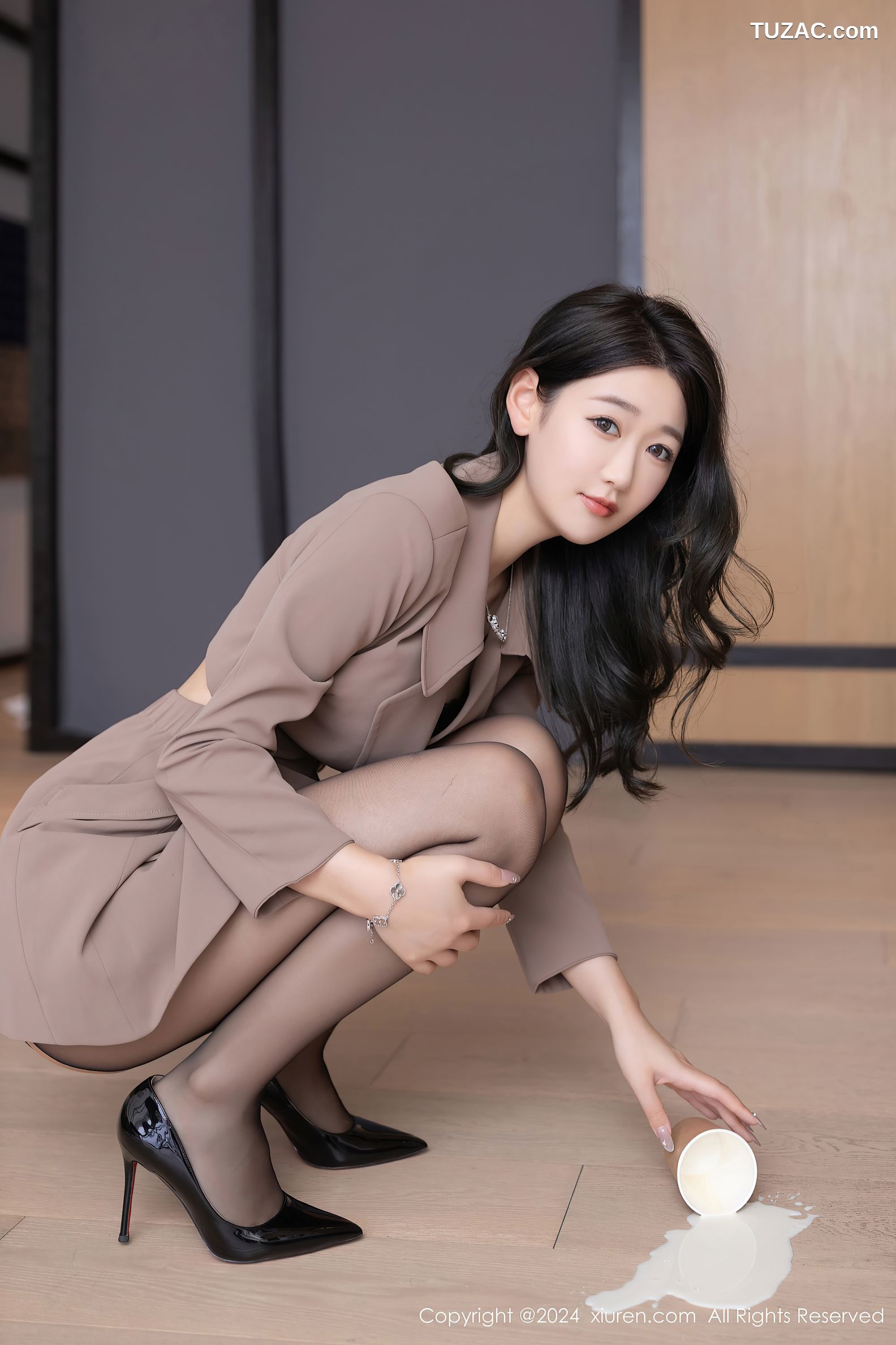 XiuRen秀人网-8824-唐安琪-犯错的秘书主题拍摄黑色内衣黑丝-2024.07.08