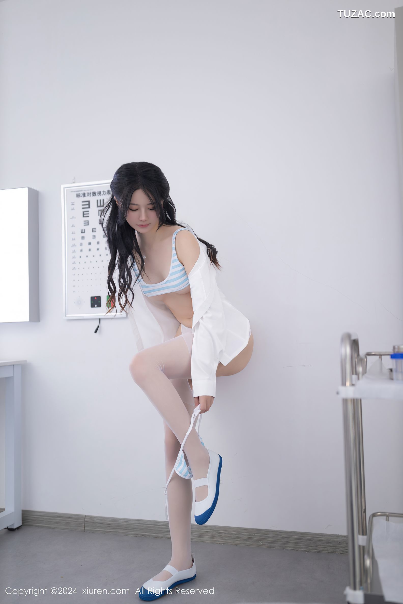 XiuRen秀人网-8852-幼幼-白色JK制服白衬衫灰短裙学生装白丝爆乳-2024.07.12