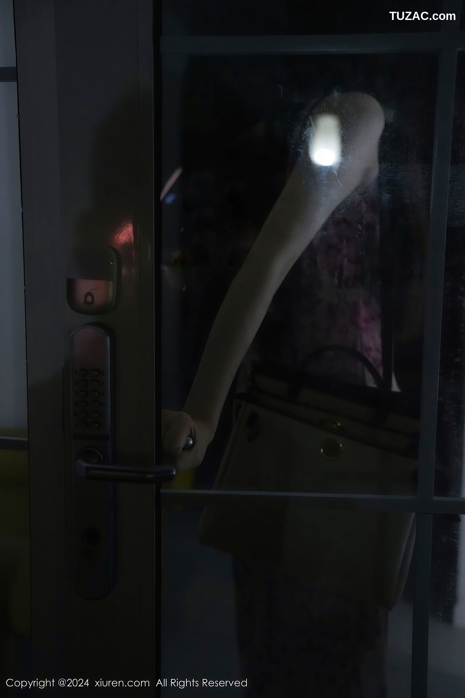 XiuRen秀人网-8855-Erikaki-尾随迷奸剧情-浅粉碎花裙爆乳-2024.07.12