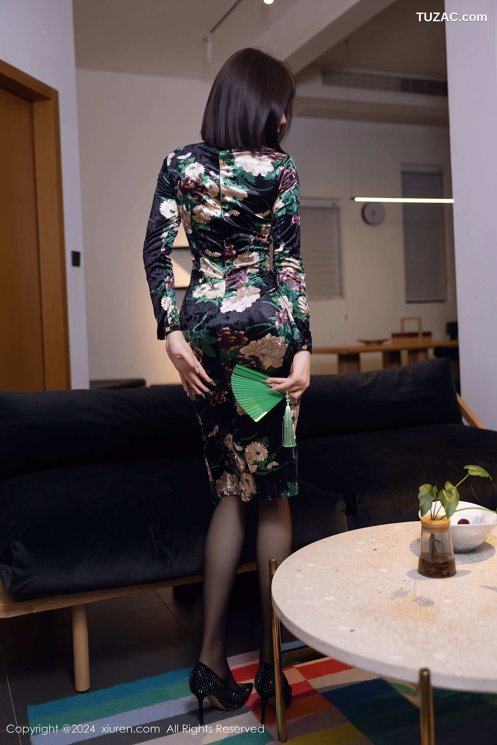 XiuRen秀人网-8876-徐莉芝Booty-黑色印花旗袍黑丝-2024.07.17