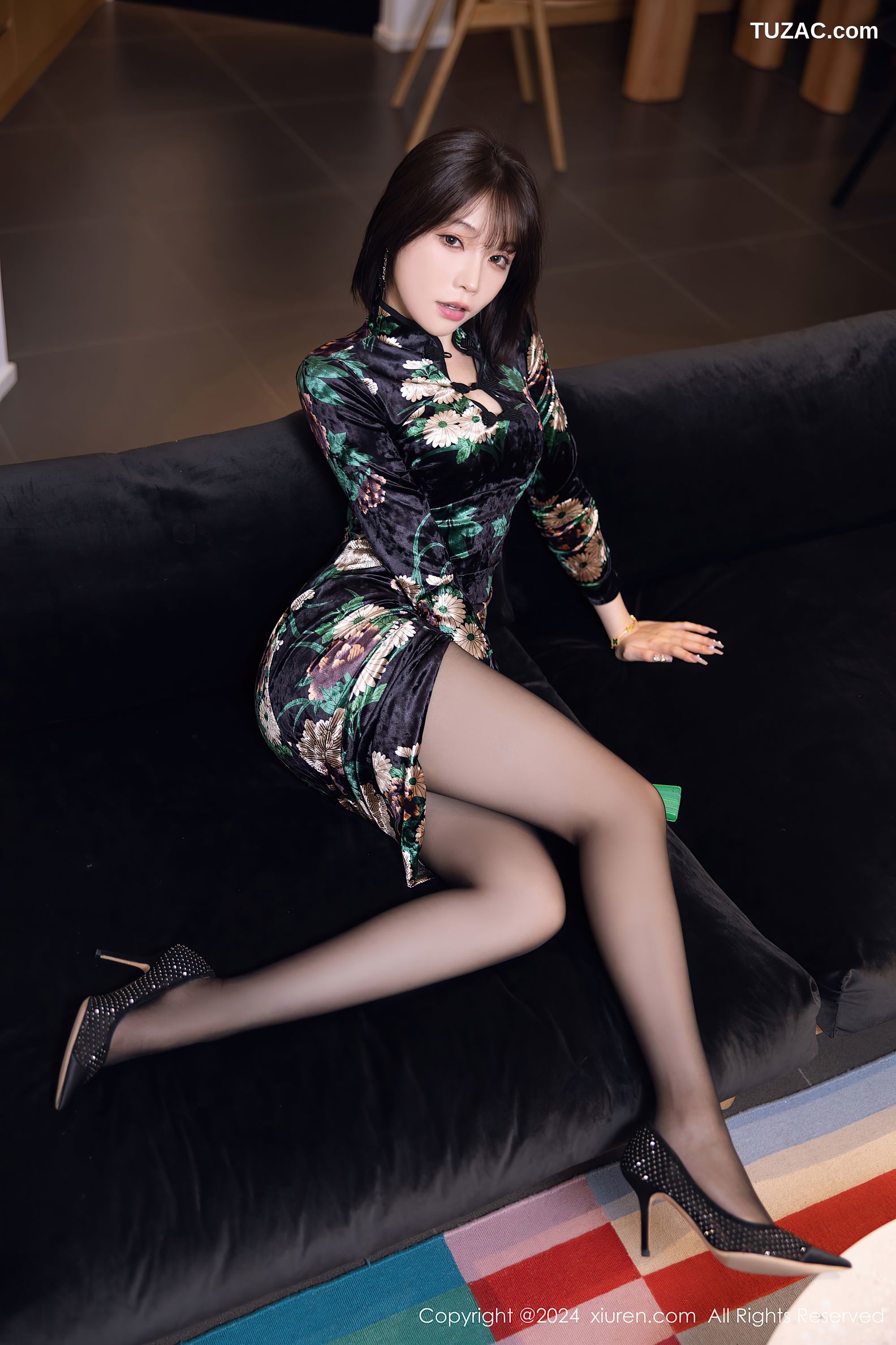 XiuRen秀人网-8876-徐莉芝Booty-黑色印花旗袍黑丝-2024.07.17