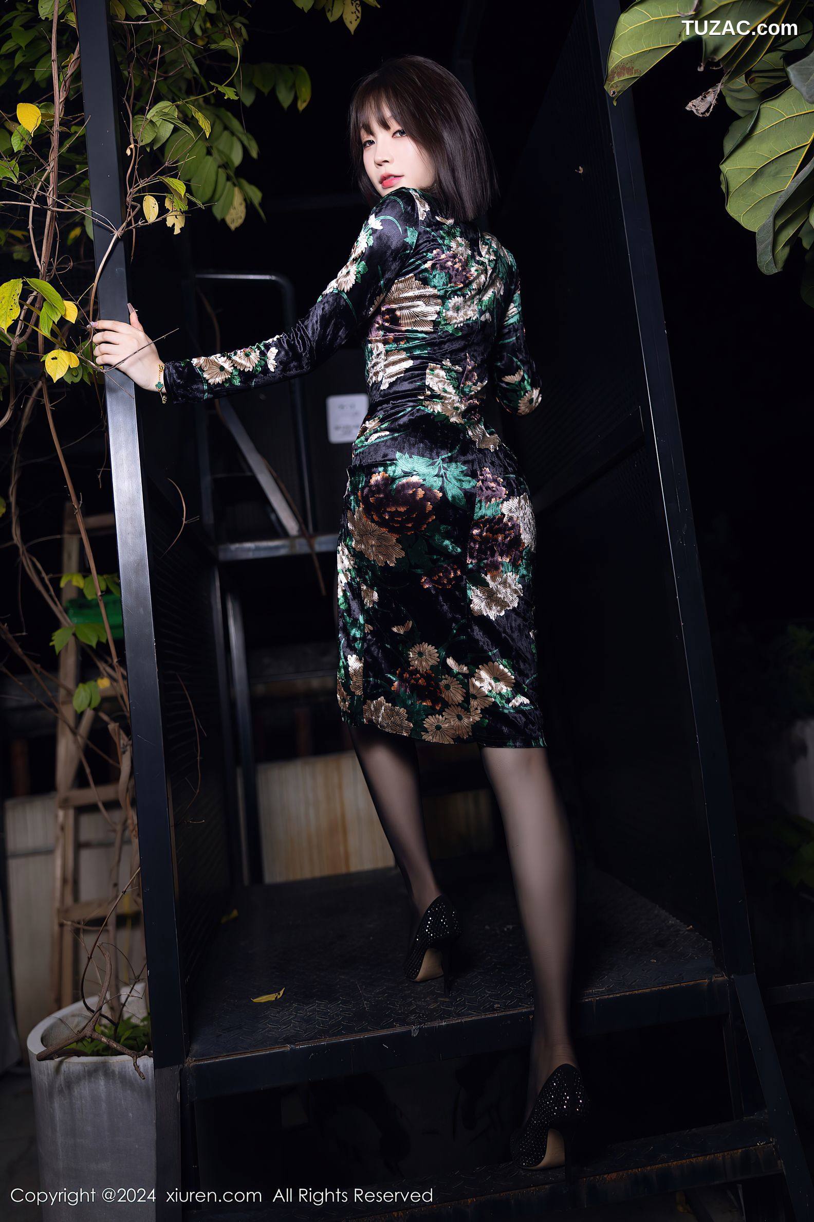 XiuRen秀人网-8876-徐莉芝Booty-黑色印花旗袍黑丝-2024.07.17