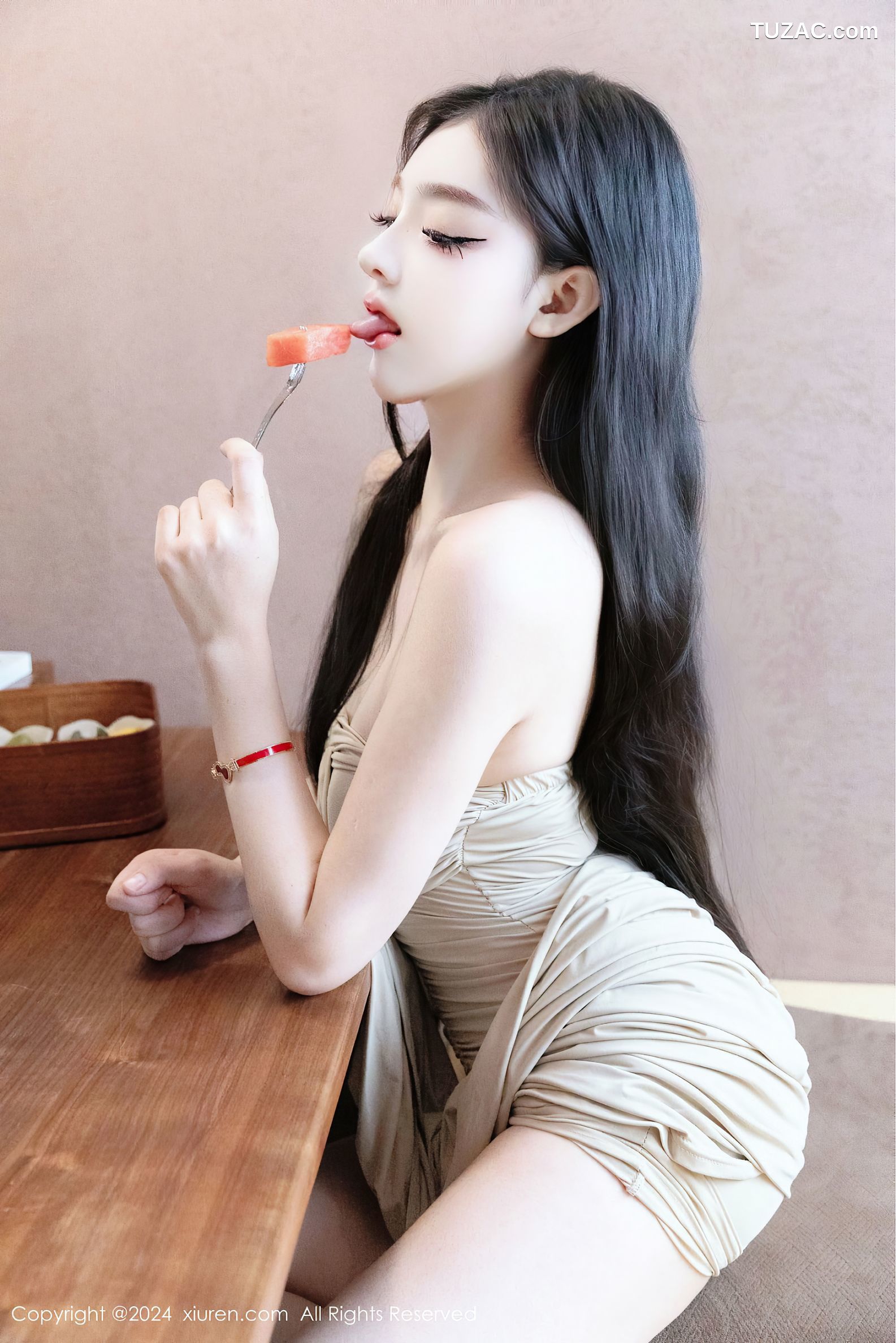 XiuRen秀人网-8883-龙雪儿-米色抹胸连衣短裙-2024.07.19