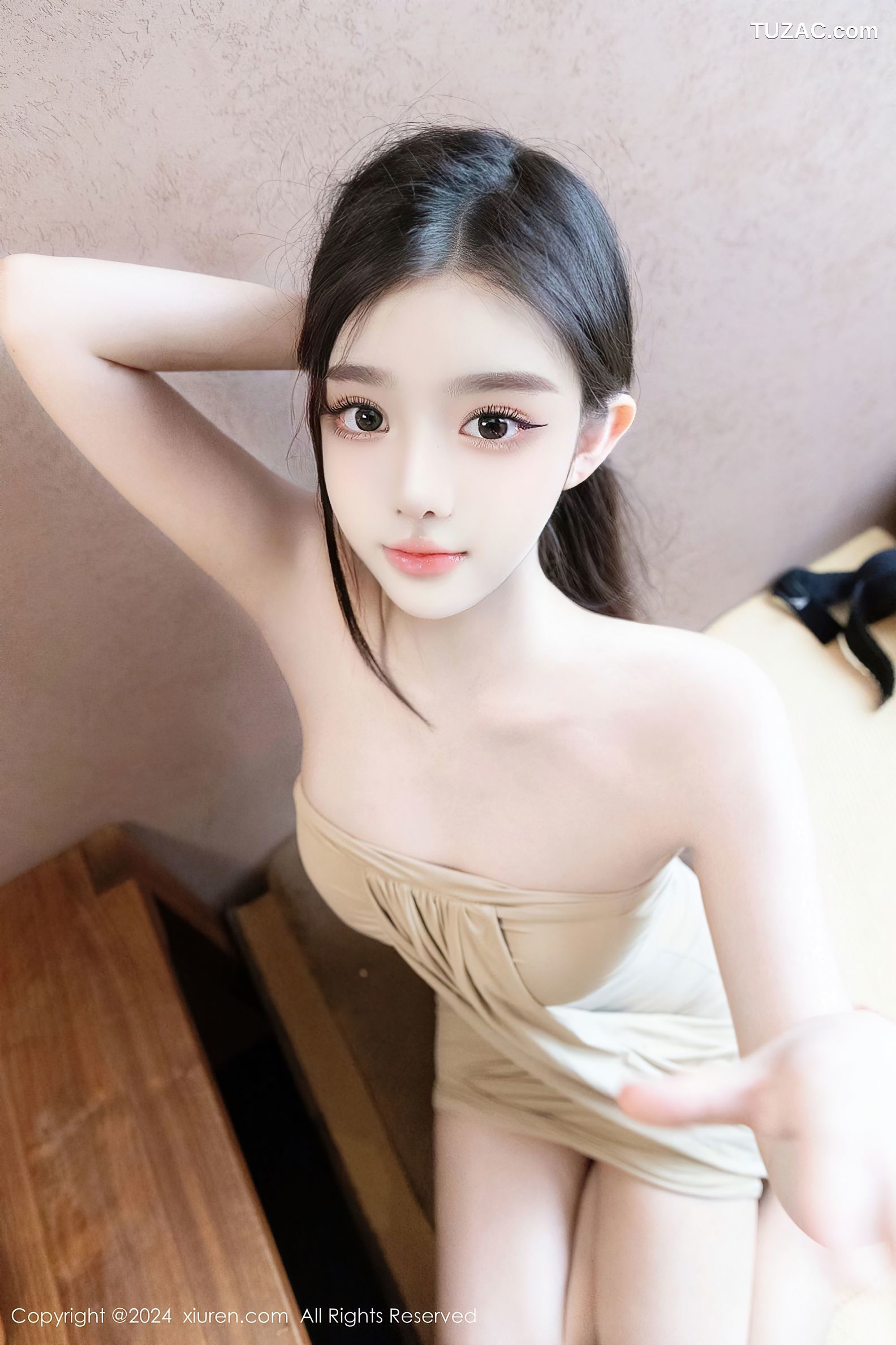 XiuRen秀人网-8883-龙雪儿-米色抹胸连衣短裙-2024.07.19