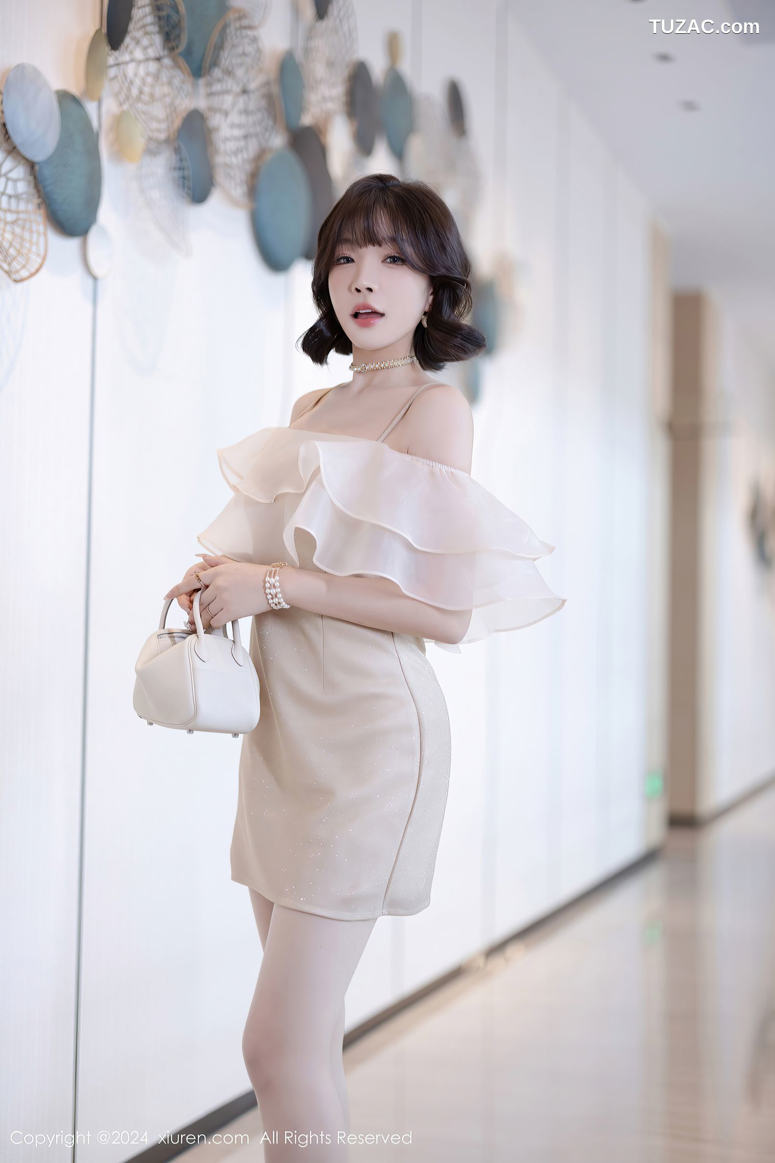 XiuRen秀人网-8917-徐莉芝Booty-乳白连衣短裙-黑色情趣内衣-2024.07.25